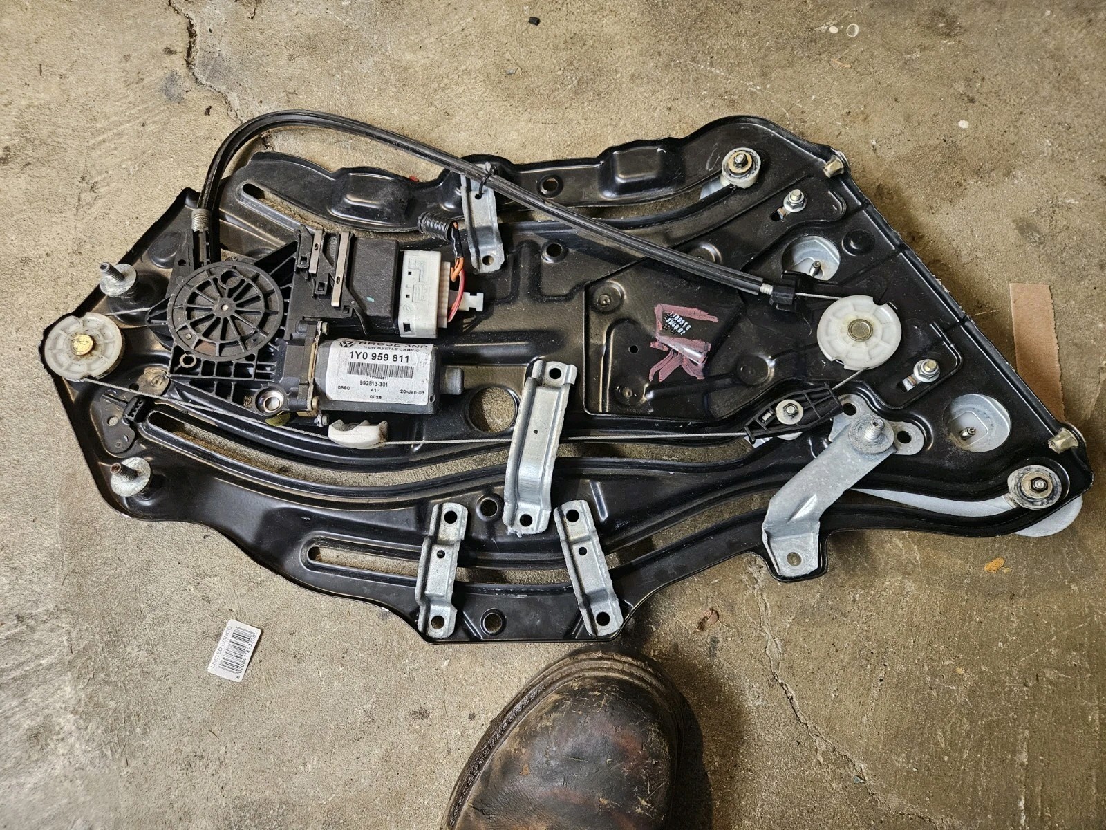 03-10 VW BEETLE CONVERTIBLE REAR LEFT DRIVER SIDE WINDOW REGULATOR W/MOTOR