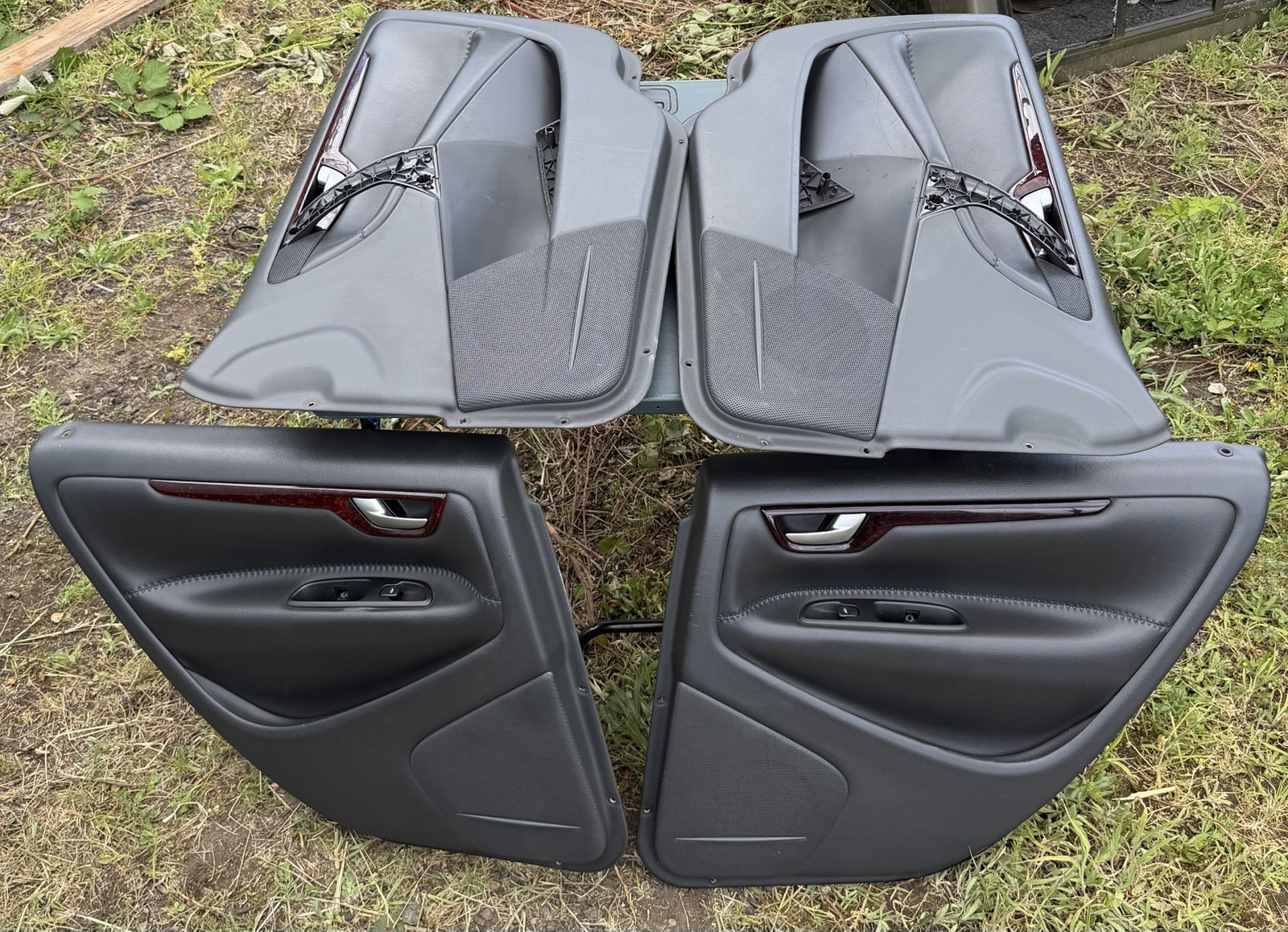 2001-2007 VOLVO XC70 V70 WAGON OEM BLACK W/ WOOD GRAIN INTERIOR DOOR PANELS SET