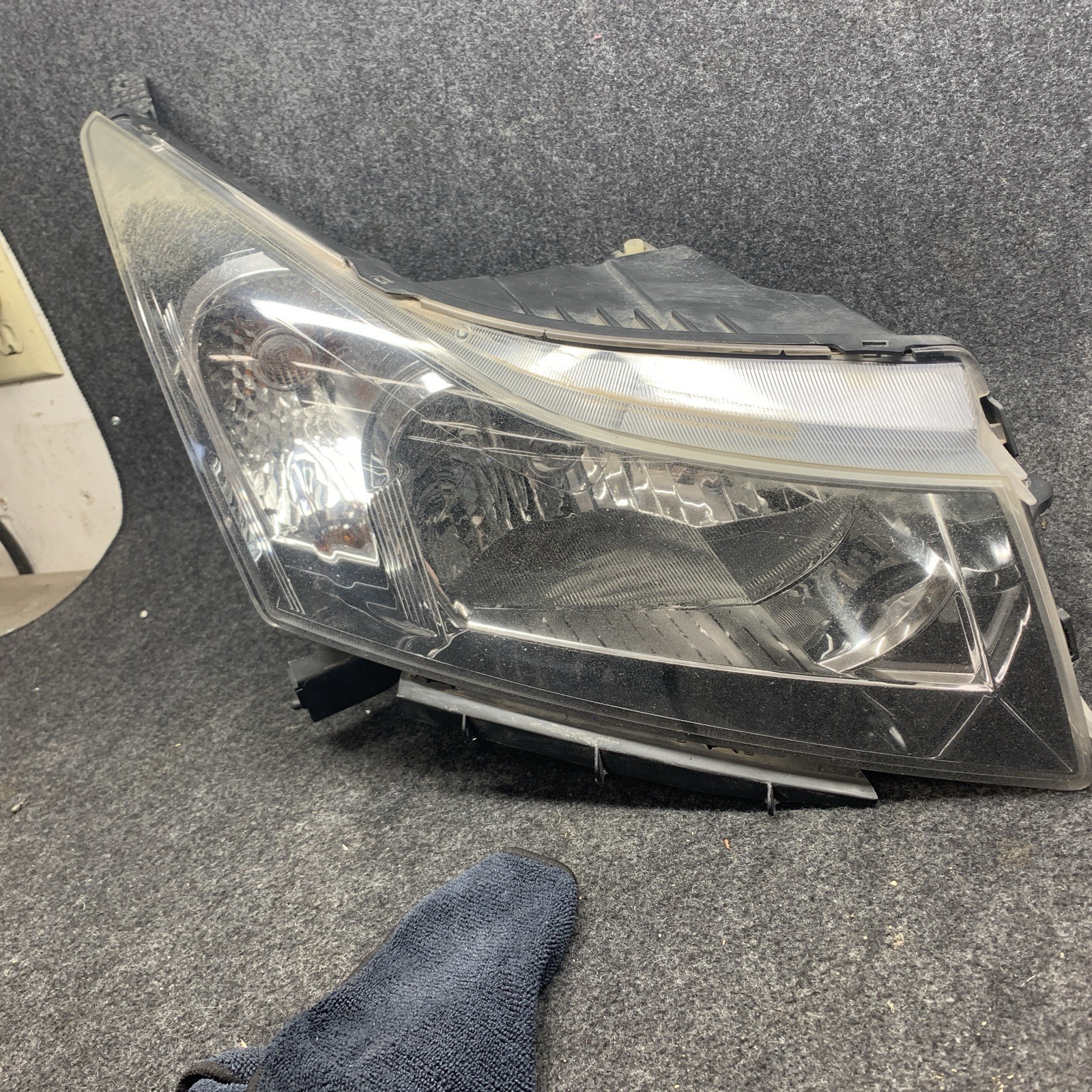 2012-2015 Chevrolet Cruze Halogen Right Side Headlight Assembly OEM 95900042