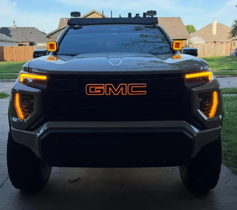 2023-2027 GMC Canyon Illuminated Grille Emblem Amber & White LED Color