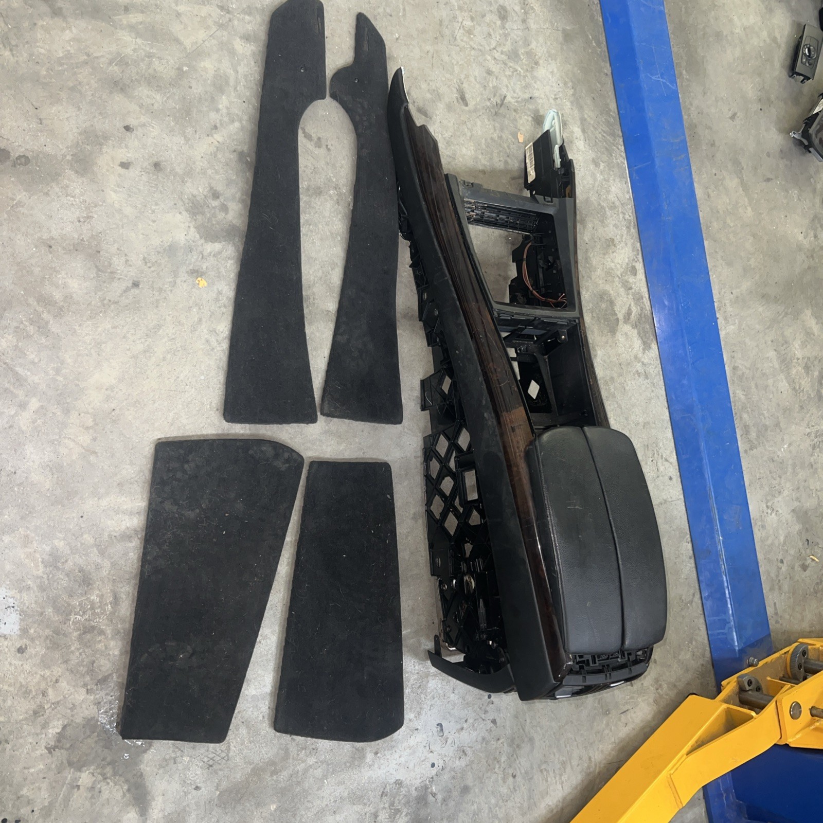 07-14 BMW X6 E71 X5 E70 FRONT CENTER CONSOLE PANEL ARMREST W/CUPHOLDER OEM