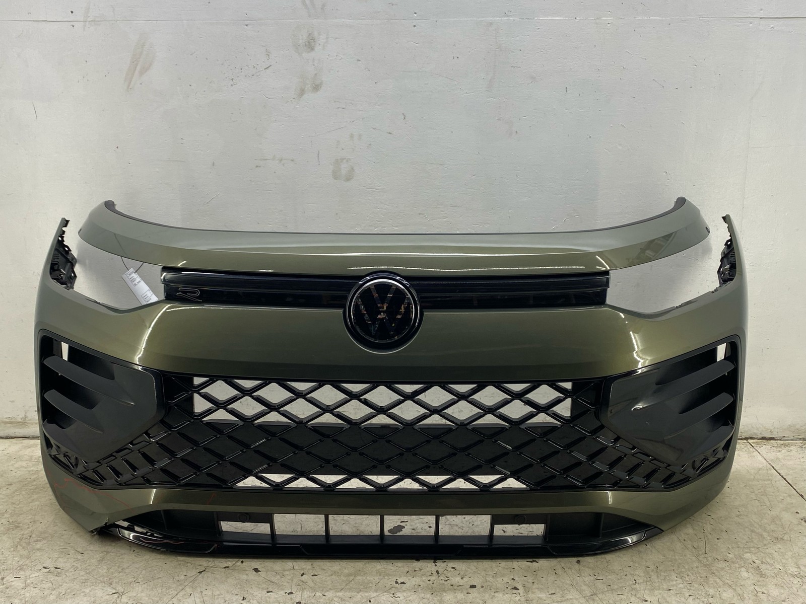 2025-2026 VOLKSWAGEN TIGUAN FRONT BUMPER COVER W/SENSORS AVOCADO GREEN (X52T)