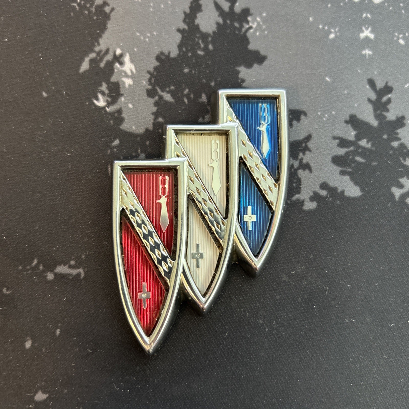VINTAGE 1961-1964 BUICK ELECTRA LE SABRE GRILLE EMBLEM BADGE TRI-SHIELD USED VINTAGE 1961-1964 BUICK ELECTRA LE SABRE GRILLE EMBLEM BADGE TRI-SHIELD USED