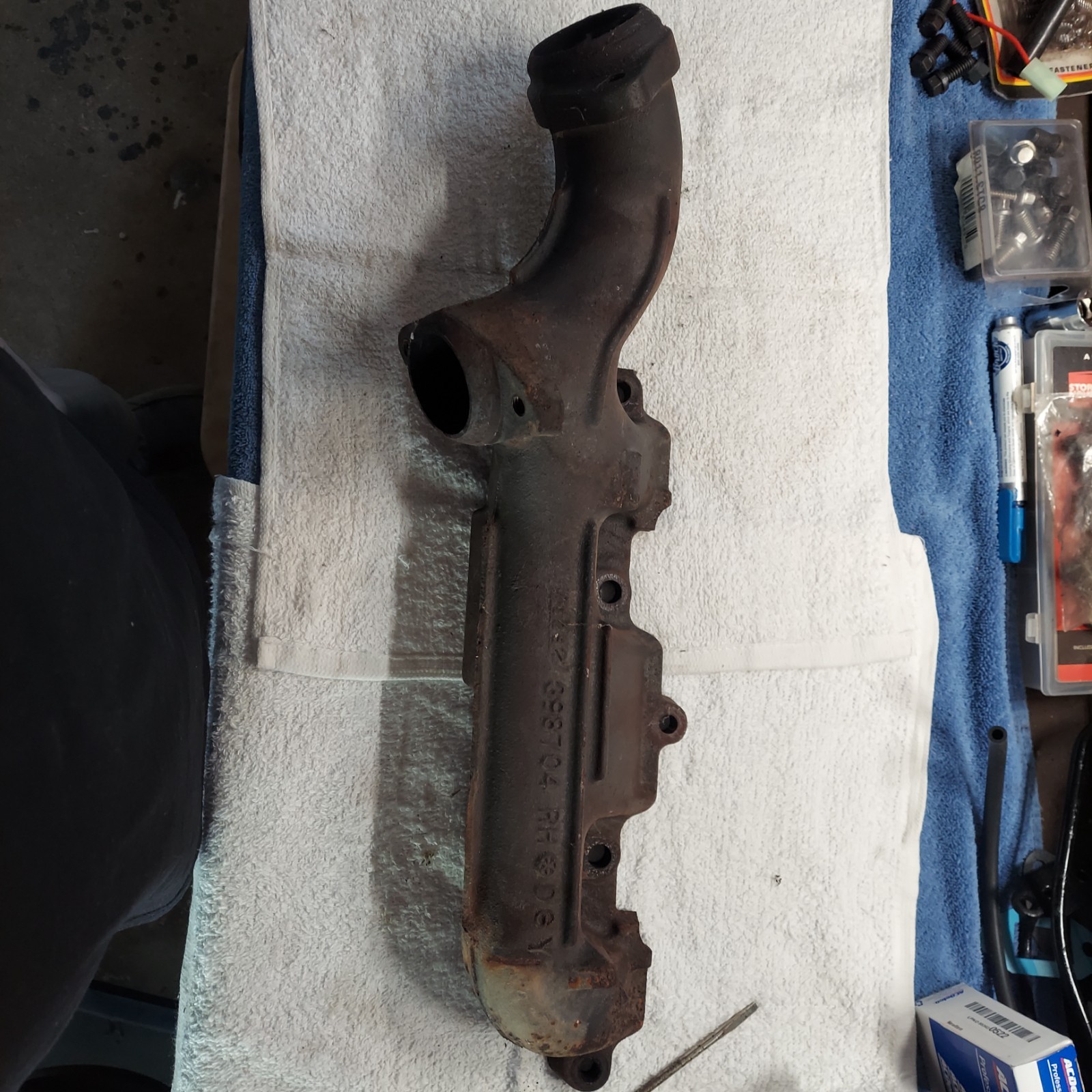 GM 398704Y RH Exhaust Manifold — Oldsmobile 1966–1972 V8, Date Code D9 330 - 350