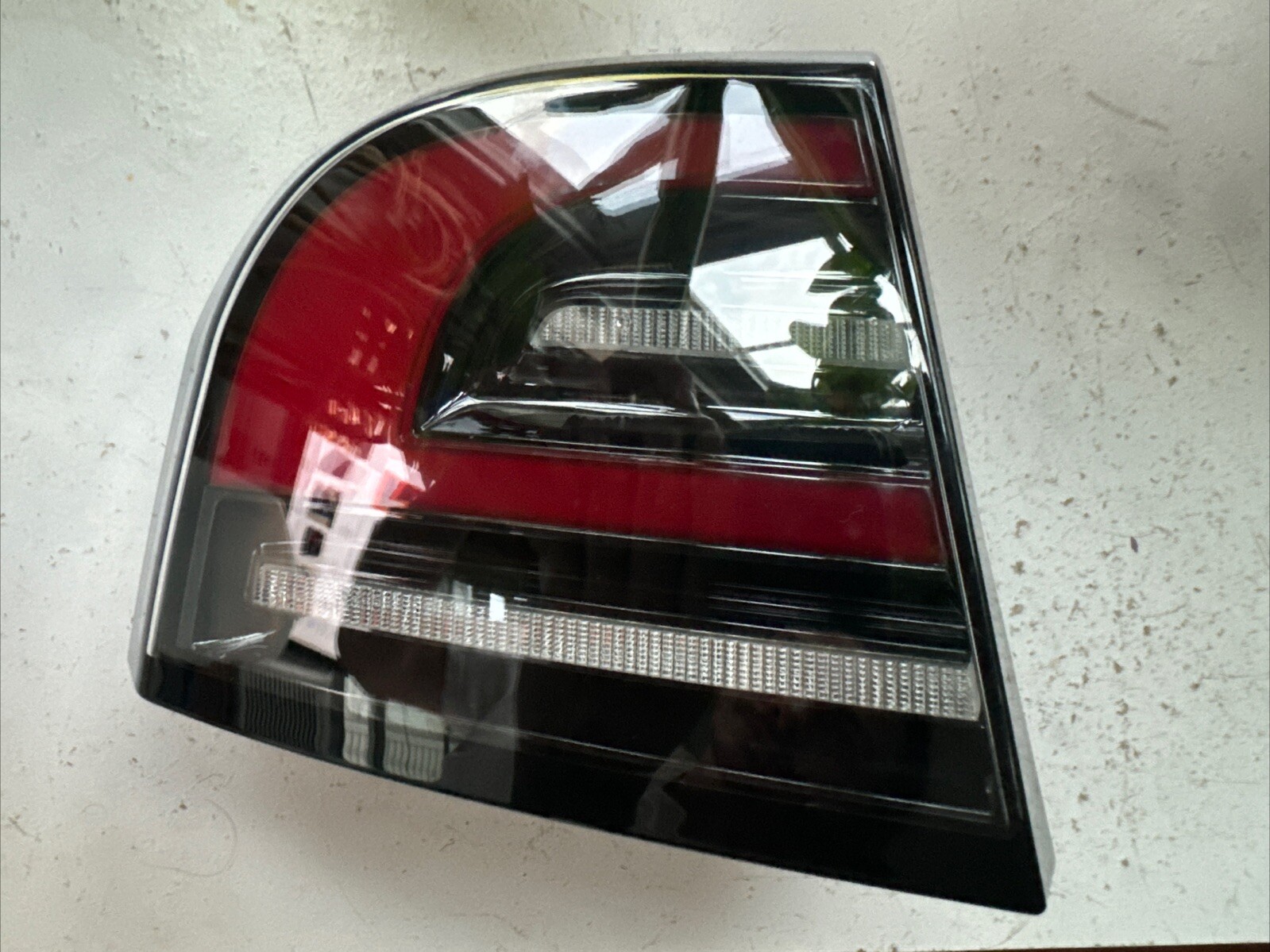 NEW OEM 2021-23 Tesla Model S Rear Left Hand Taillight 1563720-00-C NEW OEM 2021-23 Tesla Model S Rear Left Hand Taillight 1563720-00-C
