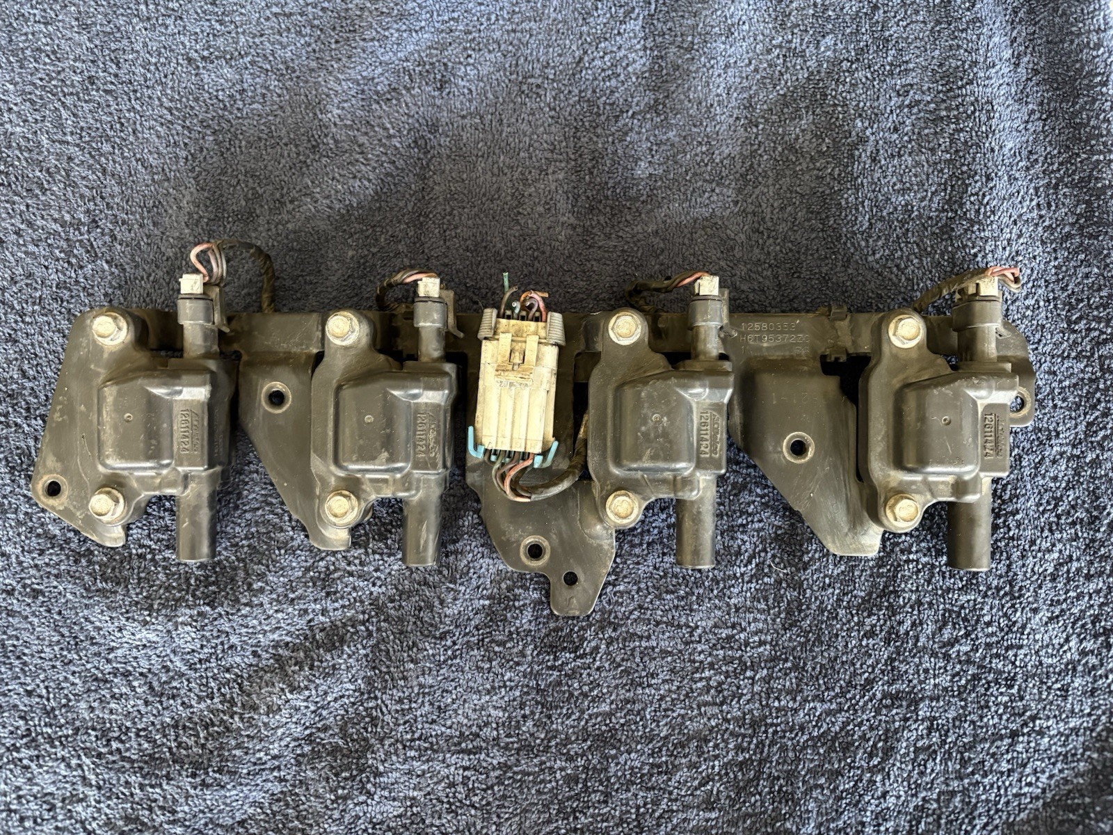 OEM 2007-19 Chevrolet Silverado Corvette Sierra x4 Ignition Coils Rail 12611424 OEM 2007-19 Chevrolet Silverado Corvette Sierra x4 Ignition Coils Rail 12611424