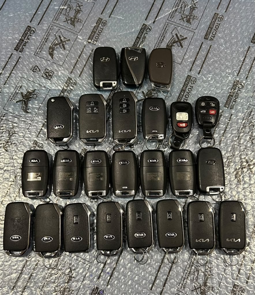 OEM - LOT OF 24 KIA AND HYUNDAI SMART KEY FOBS REMOTES