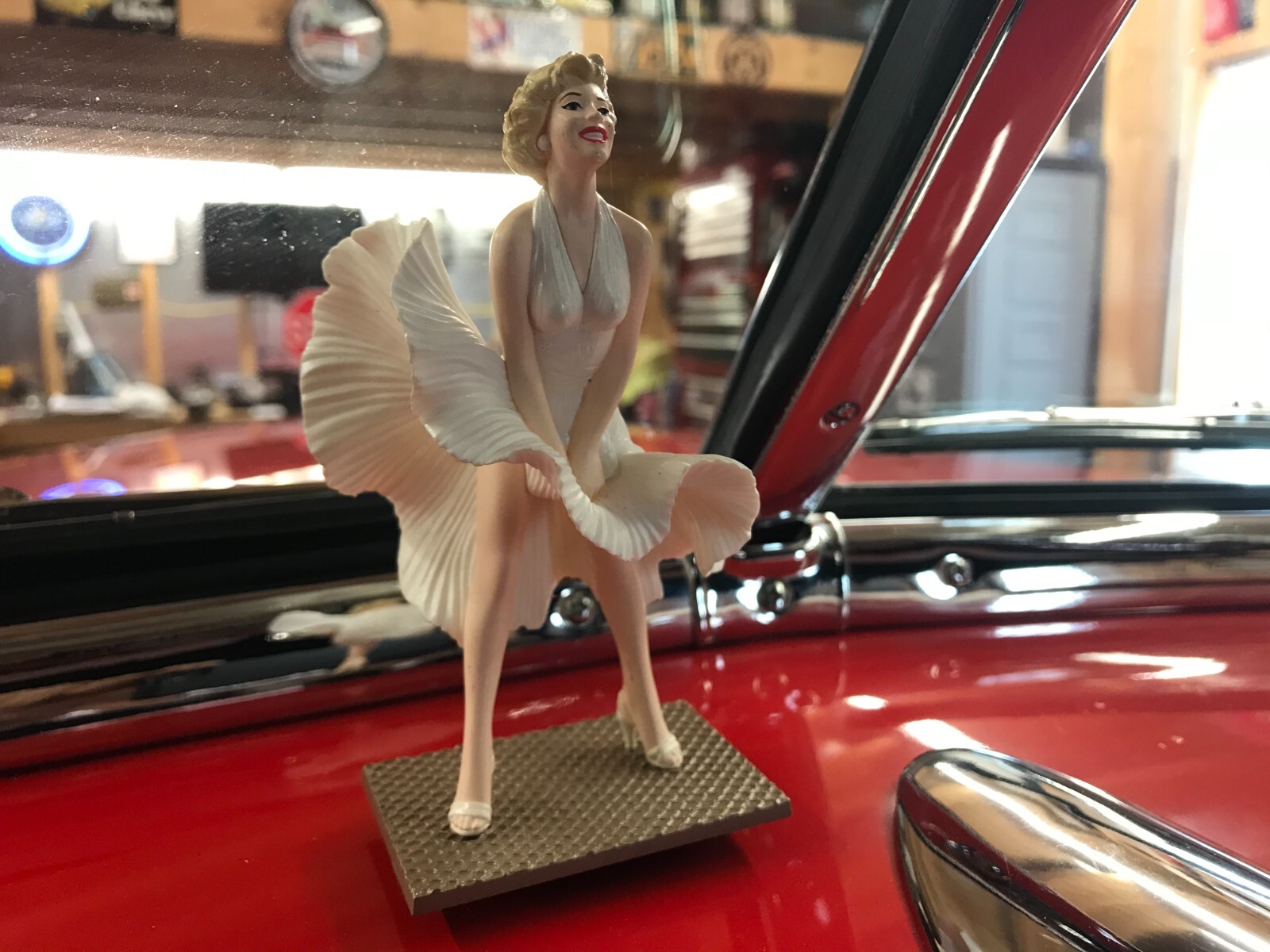 VINTAGE RARE 1950s 1960s STYLE MARILYN MONROE DASH BOARD STATUE HOTROD CLASSIC VINTAGE RARE 1950s 1960s STYLE MARILYN MONROE DASH BOARD STATUE HOTROD CLASSIC