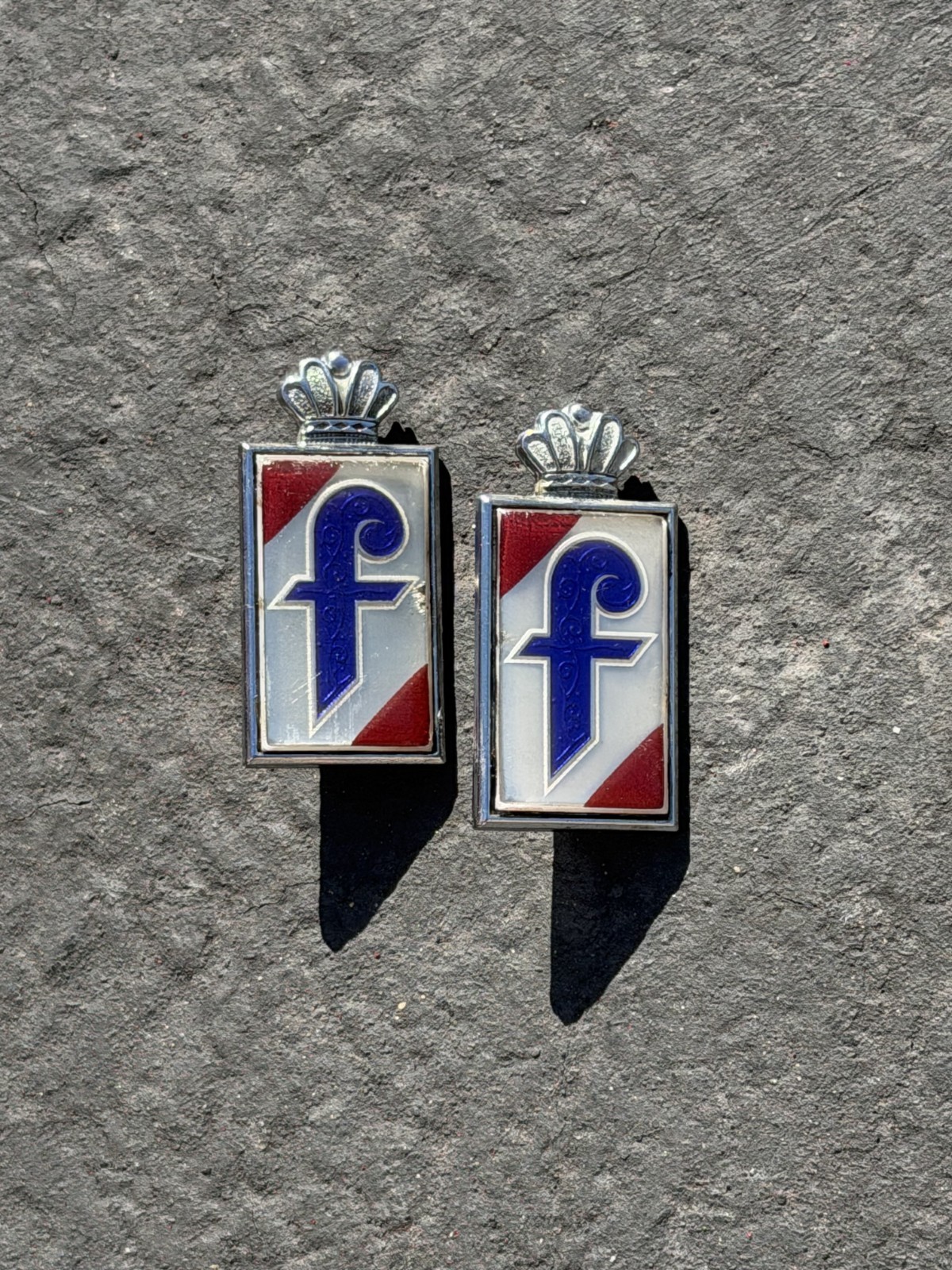 Pininfarina Side Emblems (2x) with gaskets for Fiat, Alfa, Ferrari, Maserati