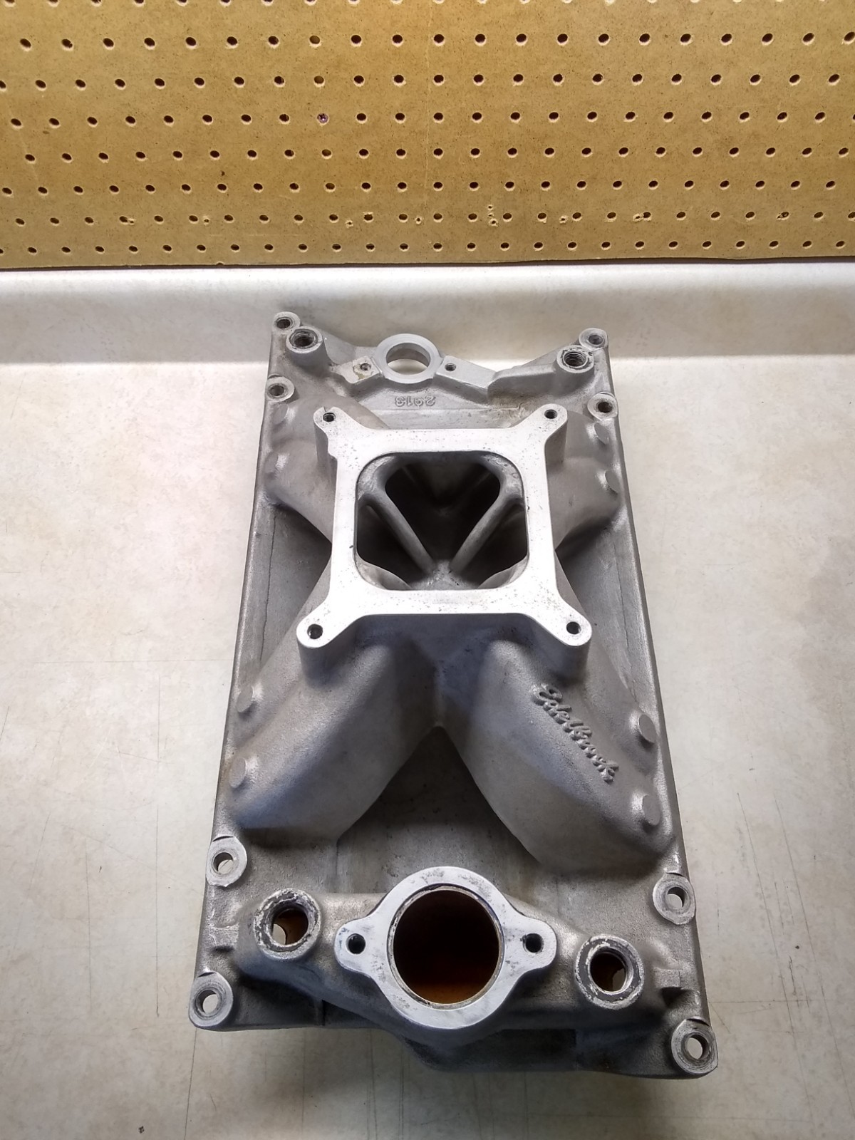 Used Edelbrock Super Victor Aluminum Intake # 2913, GM Vortec Heads, *Read Disc.