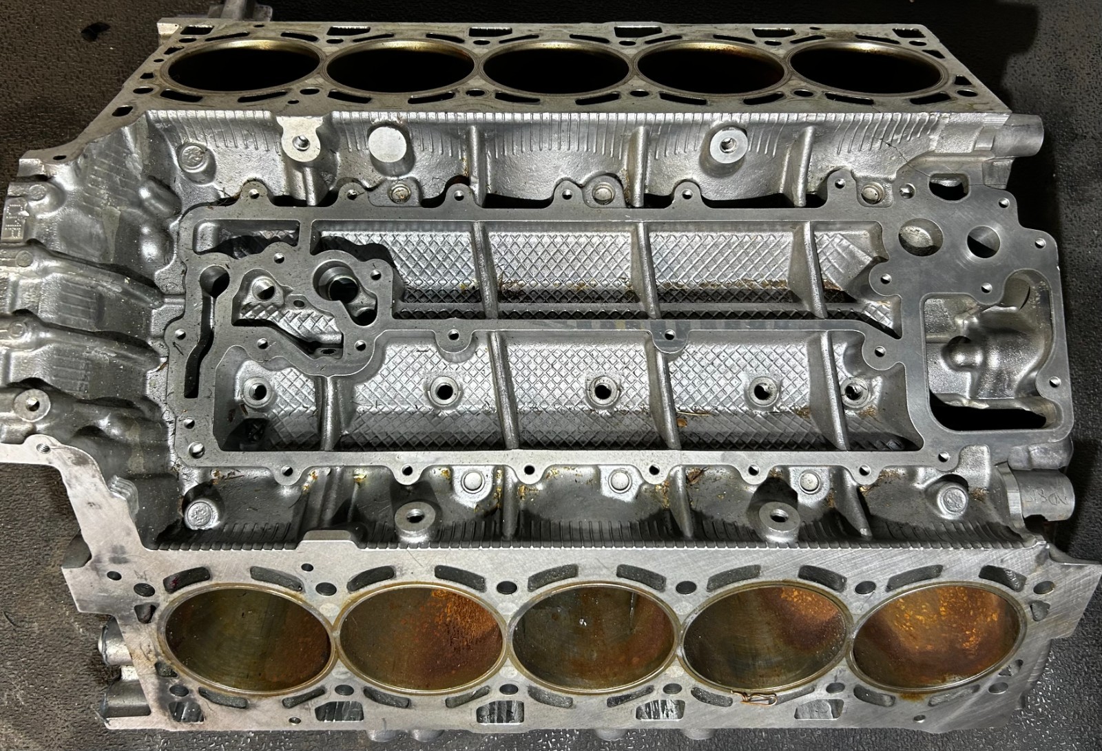 LAMBORGHINI/Audi R8 ENGINE BLOCK 5.2L V10 TABLE ART Stool/Table LAMBORGHINI/Audi R8 ENGINE BLOCK 5.2L V10 TABLE ART Stool/Table