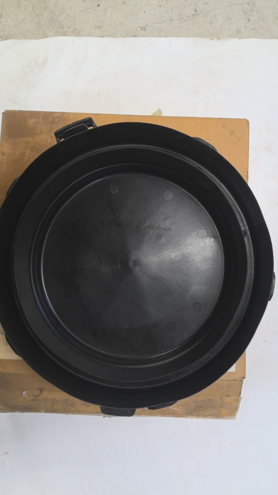 Navistar Cover, Air cleaner- 3554872C1 Navistar Cover, Air cleaner- 3554872C1