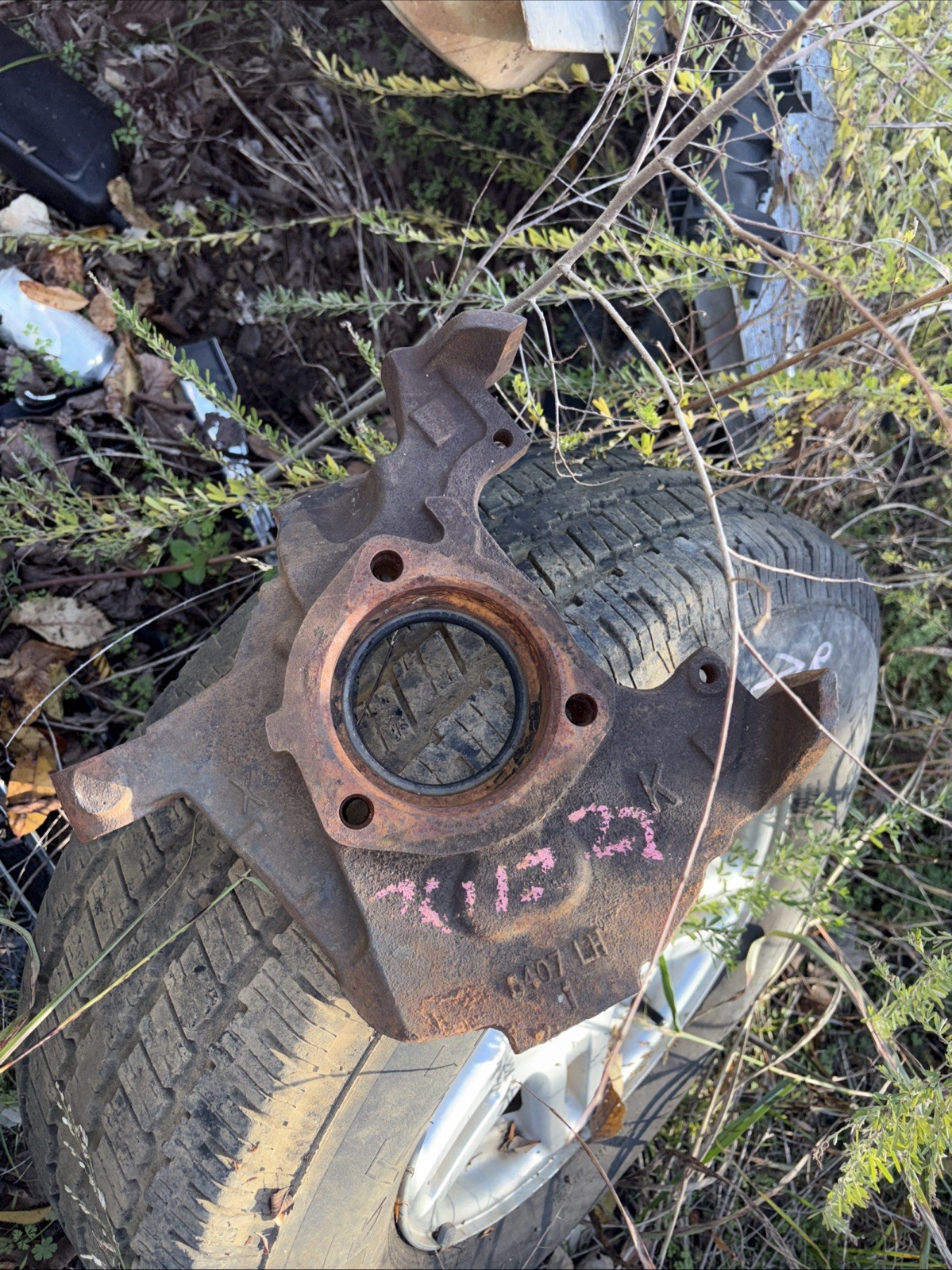 Used Front Left Steering Knuckle 92-98 1500 4x4 Tahoe Suburban Pickup Used Front Left Steering Knuckle 92-98 1500 4x4 Tahoe Suburban Pickup