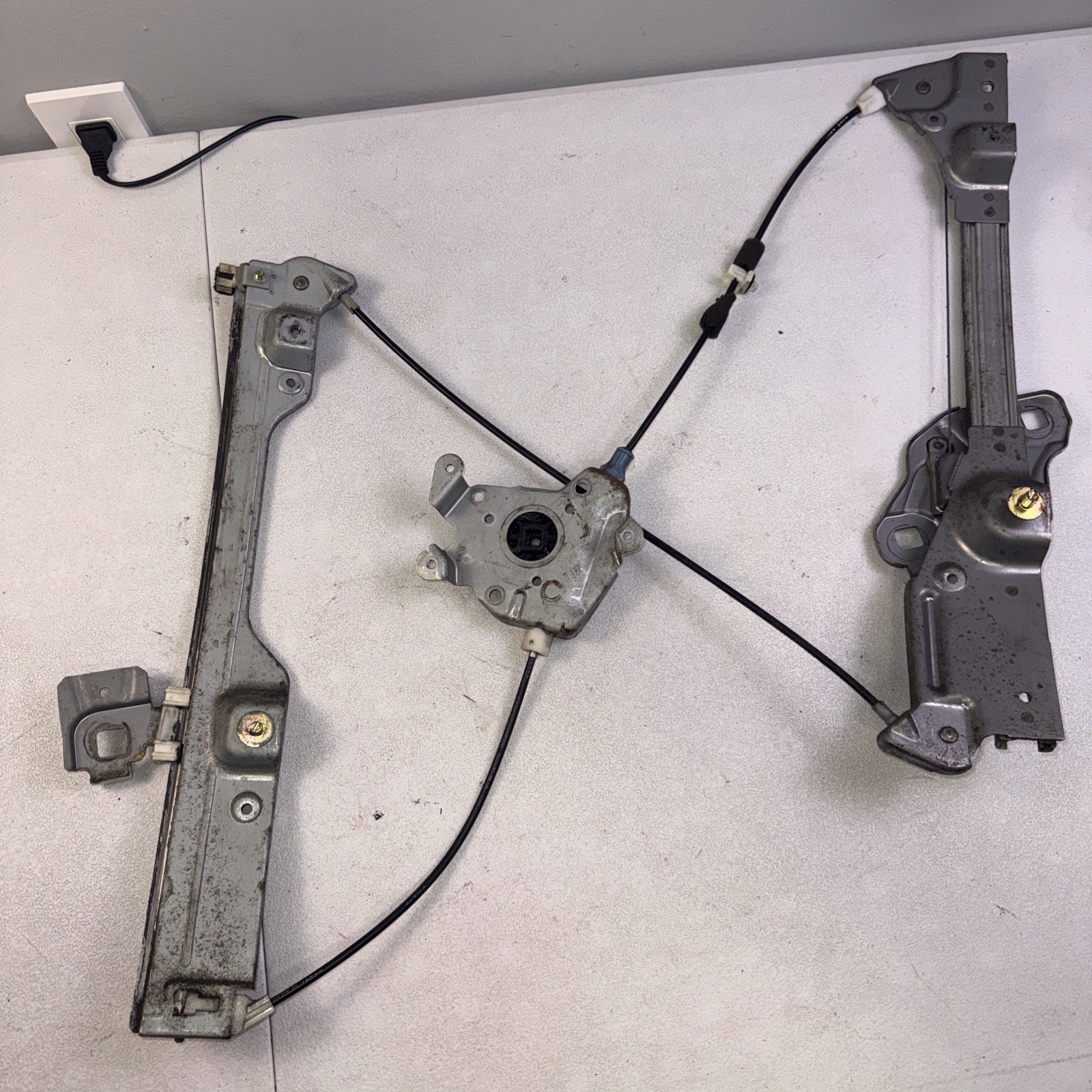 03-06 Infiniti G35 Sedan Right Front Door Window Regulator & Motor Passenger OEM 03-06 Infiniti G35 Sedan Right Front Door Window Regulator & Motor Passenger OEM