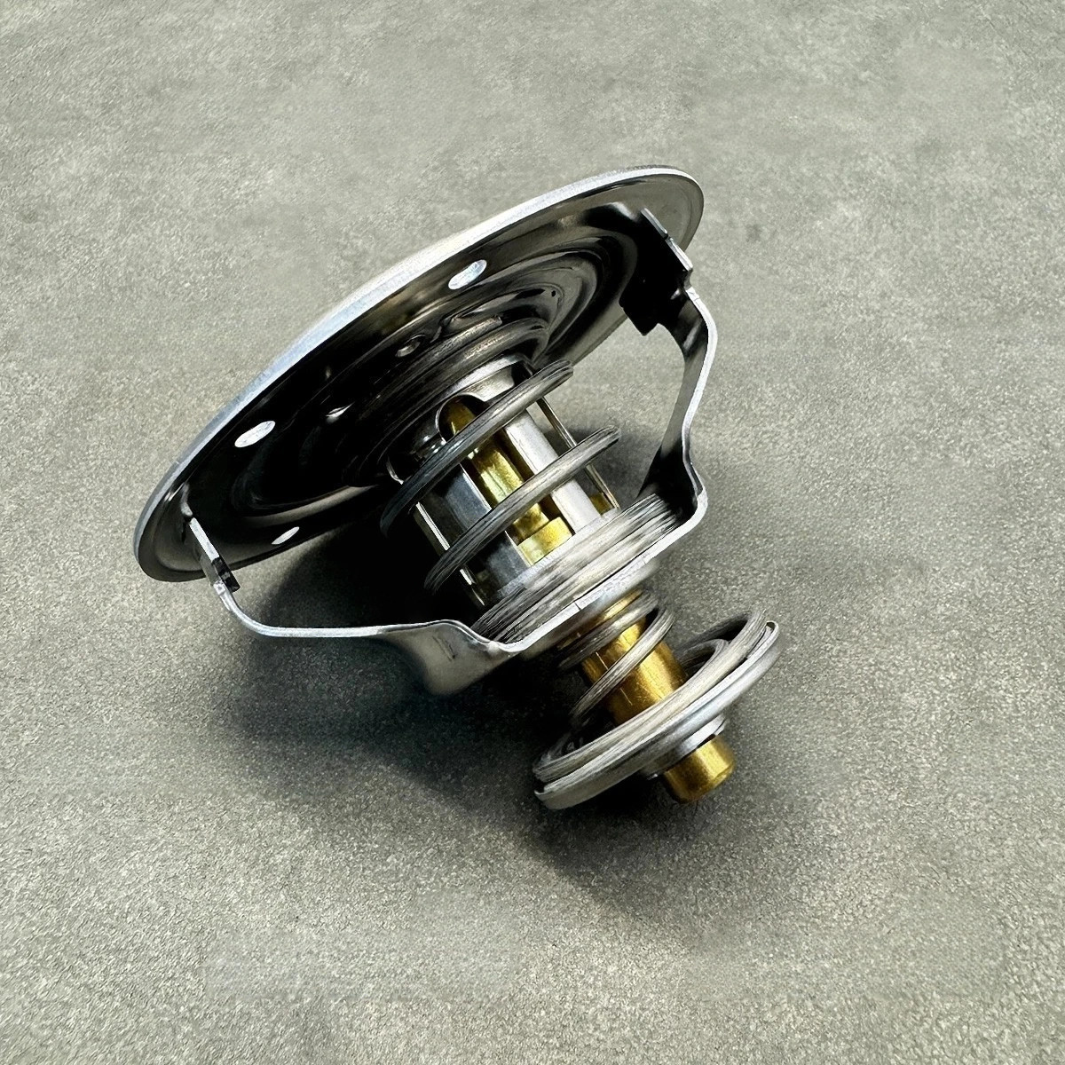 NEW 079198121 Coolant Thermostat for Audi R8 Lamborghini Gallardo Huracan 5.2