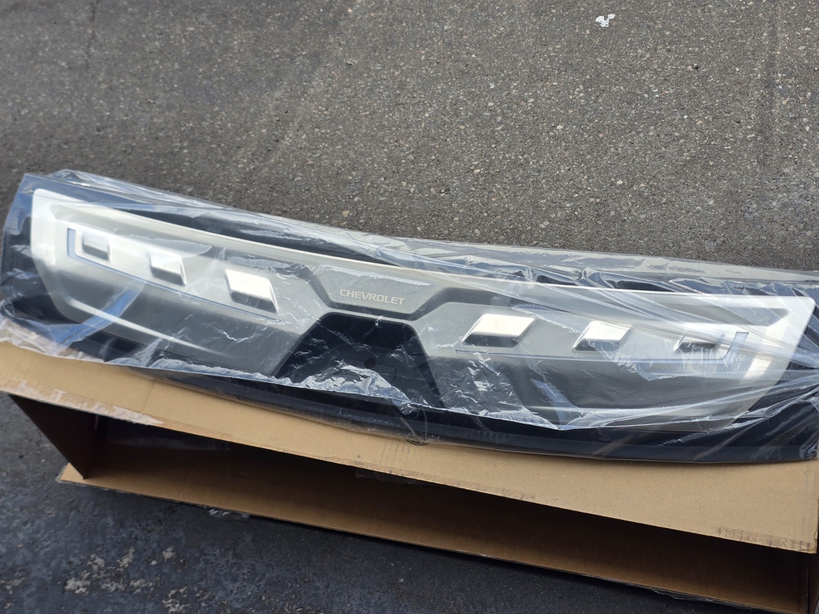 New OEM GM Illuminated Rear Sill Plate 84696714 For Chevrolet Suburban New OEM GM Illuminated Rear Sill Plate 84696714 For Chevrolet Suburban