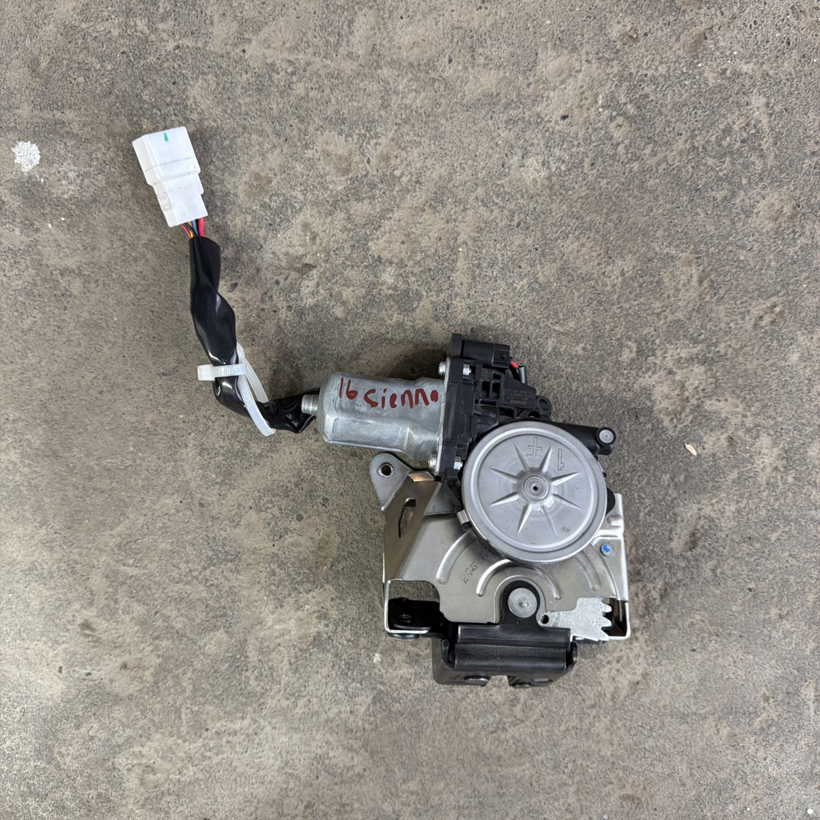 OEM 2011-20 Toyota SIENNA Rear Trunk Lid Tailgate Latch Lock OEM 2011-20 Toyota SIENNA Rear Trunk Lid Tailgate Latch Lock