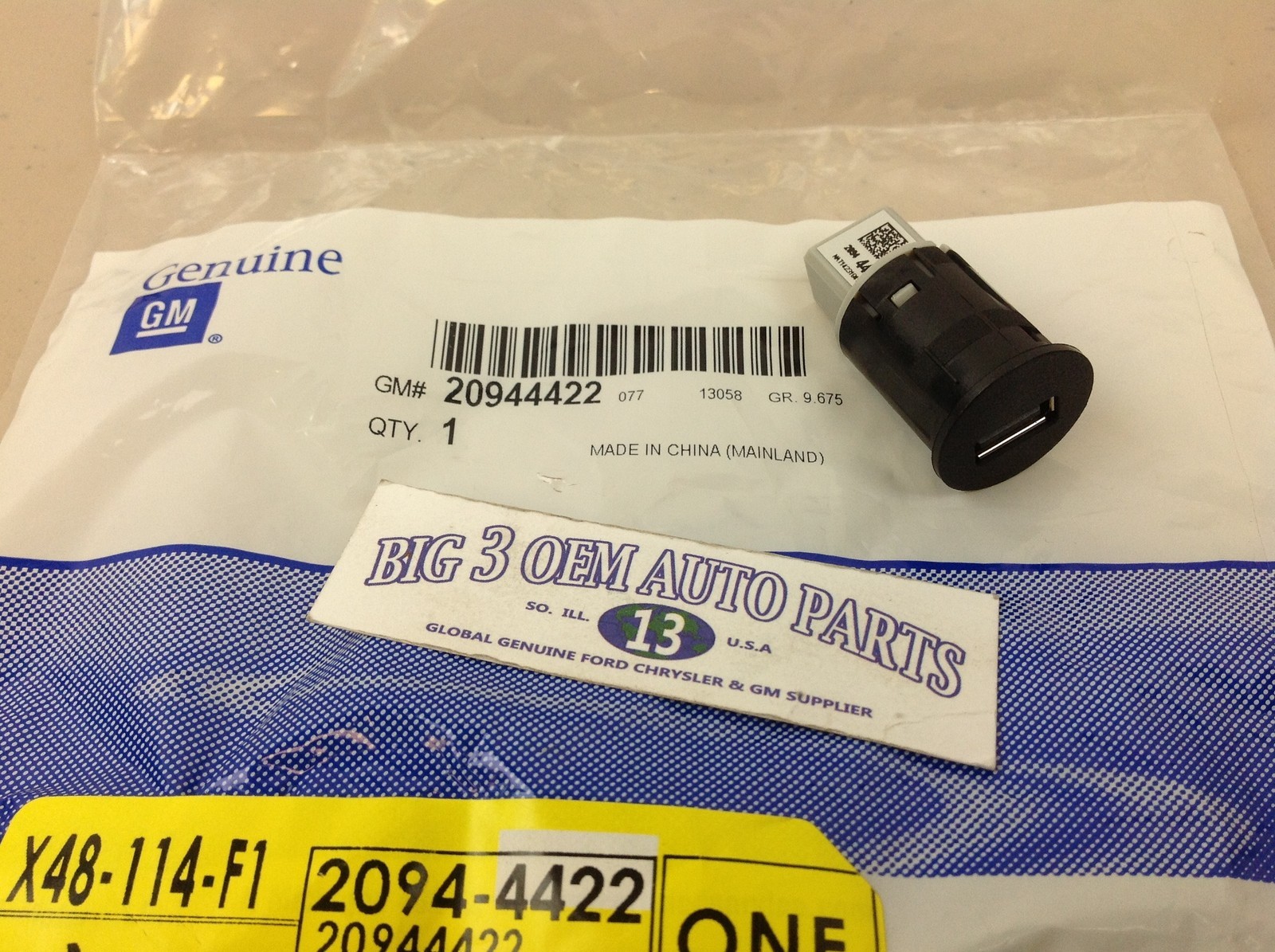 OEM New Chevrolet GMC Cadillac Truck / SUV USB Plug /  Port / Socket 20944422