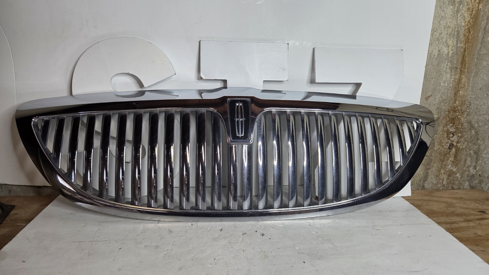 2003-2011 Lincoln Town car Chrome Bumper Grille Assembly FACTORY EXCELLENT CONDI