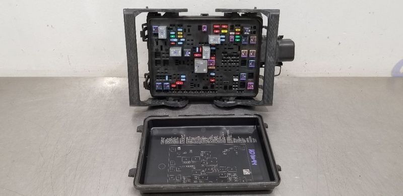 2014-2017 Chevy Silverado 1500 Engine Fuse Box ID 84075773 OEM