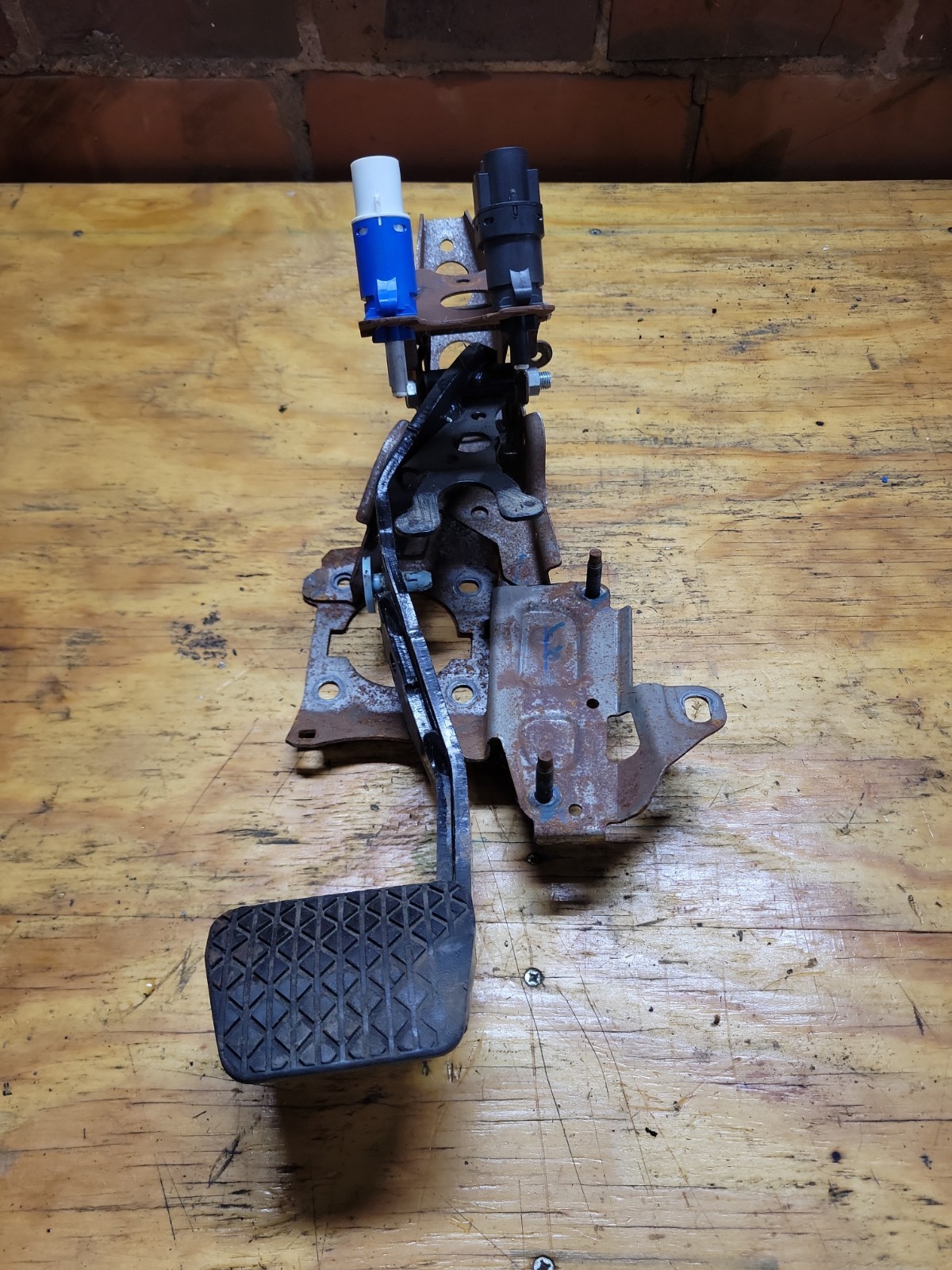 11 12 13 14 15 16 17 18 19 Ford Fiesta Brake Pedal & Bracket Assembly AE8Z2455E