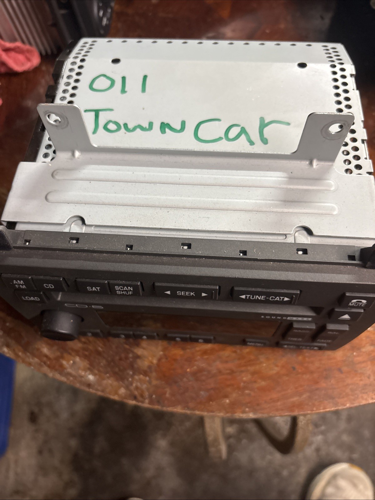 9wit-18C815-CA 06-011 Lincoln Towncar 6 Disc Changer 9wit-18C815-CA 06-011 Lincoln Towncar 6 Disc Changer