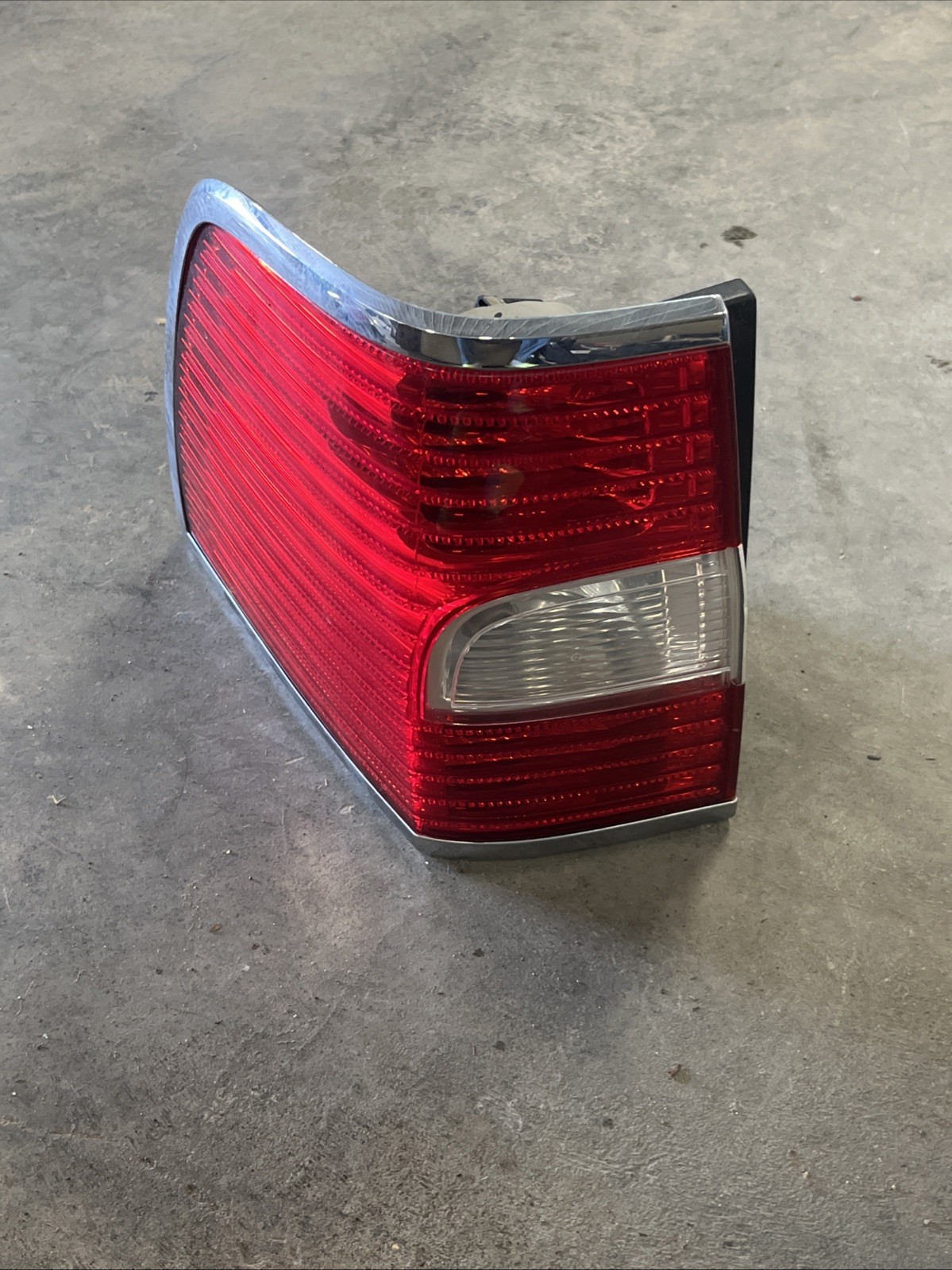 2007-2014 Lincoln Navigator Tail Light Quarter Panel Mounted Left Driver OEM 2007-2014 Lincoln Navigator Tail Light Quarter Panel Mounted Left Driver OEM