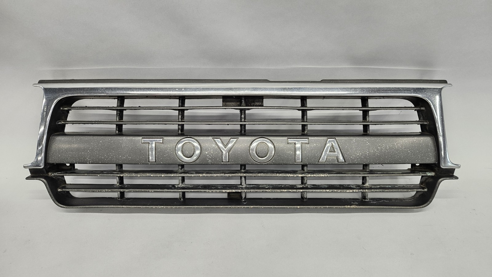 91-95 Toyota Land Cruiser Front Upper Grille Assembly Insert Gray & Chrome OEM