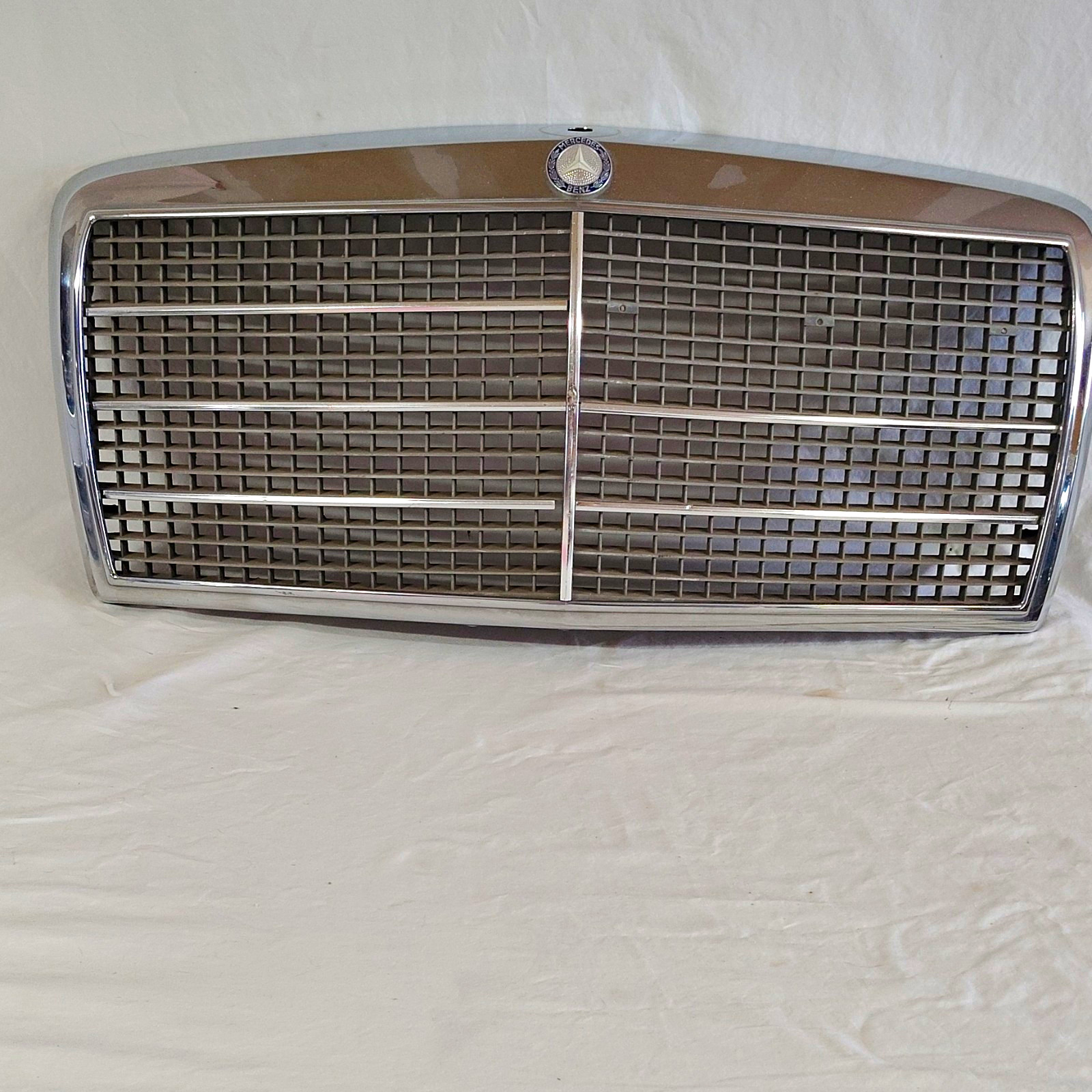 1986-1993 Mercedes-Benz W124 Front Bumper Grille Grill OEM Factory 1986-1993 Mercedes-Benz W124 Front Bumper Grille Grill OEM Factory