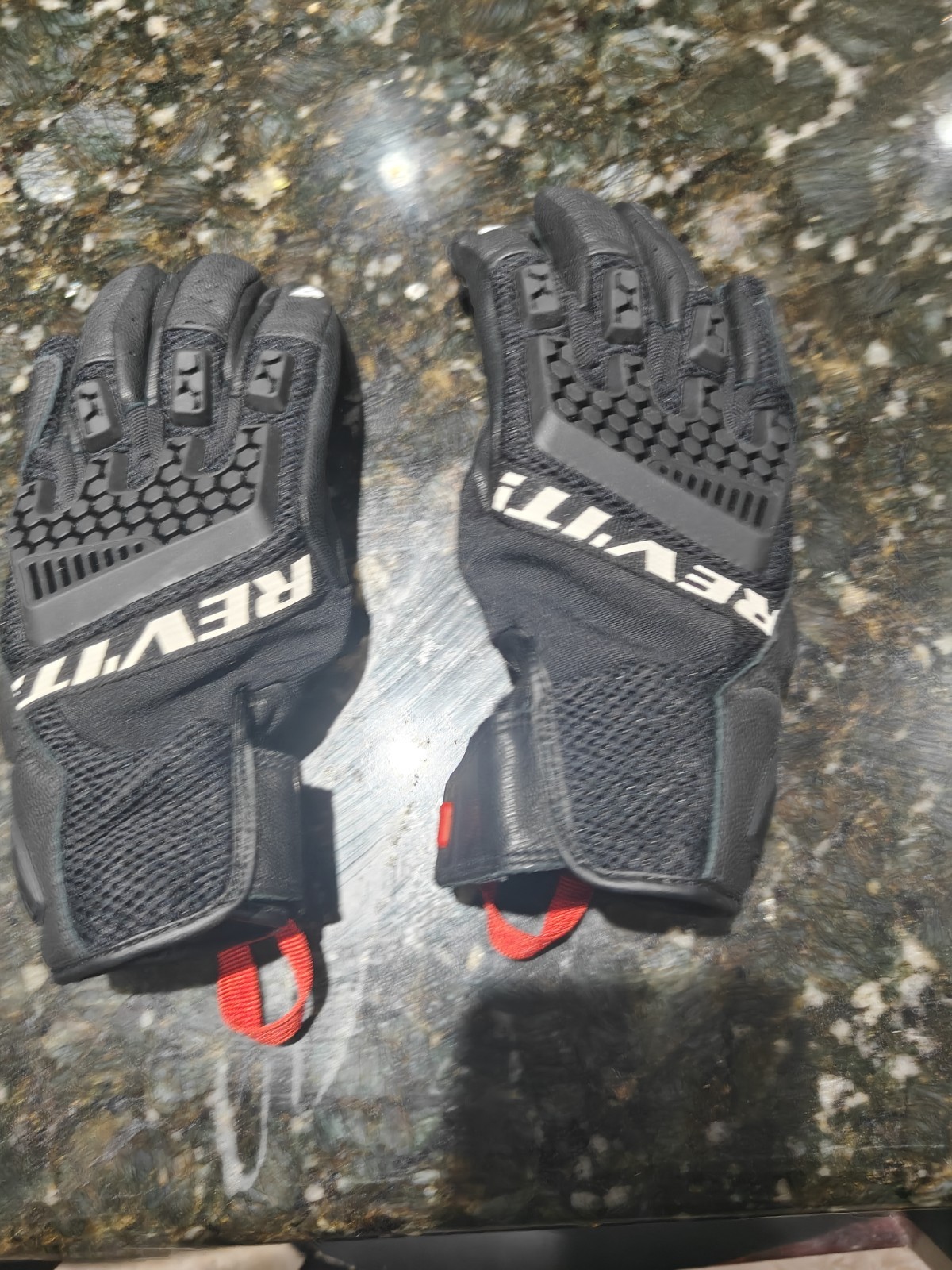 Revit dune gloves, size small