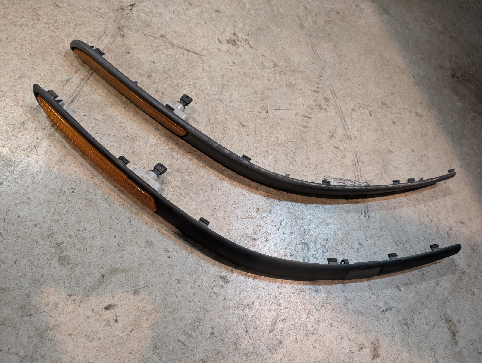 03-07 SAAB 9-3 FRONT LEFT & RIGHT SIDE BUMPER MOLDING TRIM BLACK W/ Yellow OEM 03-07 SAAB 9-3 FRONT LEFT & RIGHT SIDE BUMPER MOLDING TRIM BLACK W/ Yellow OEM
