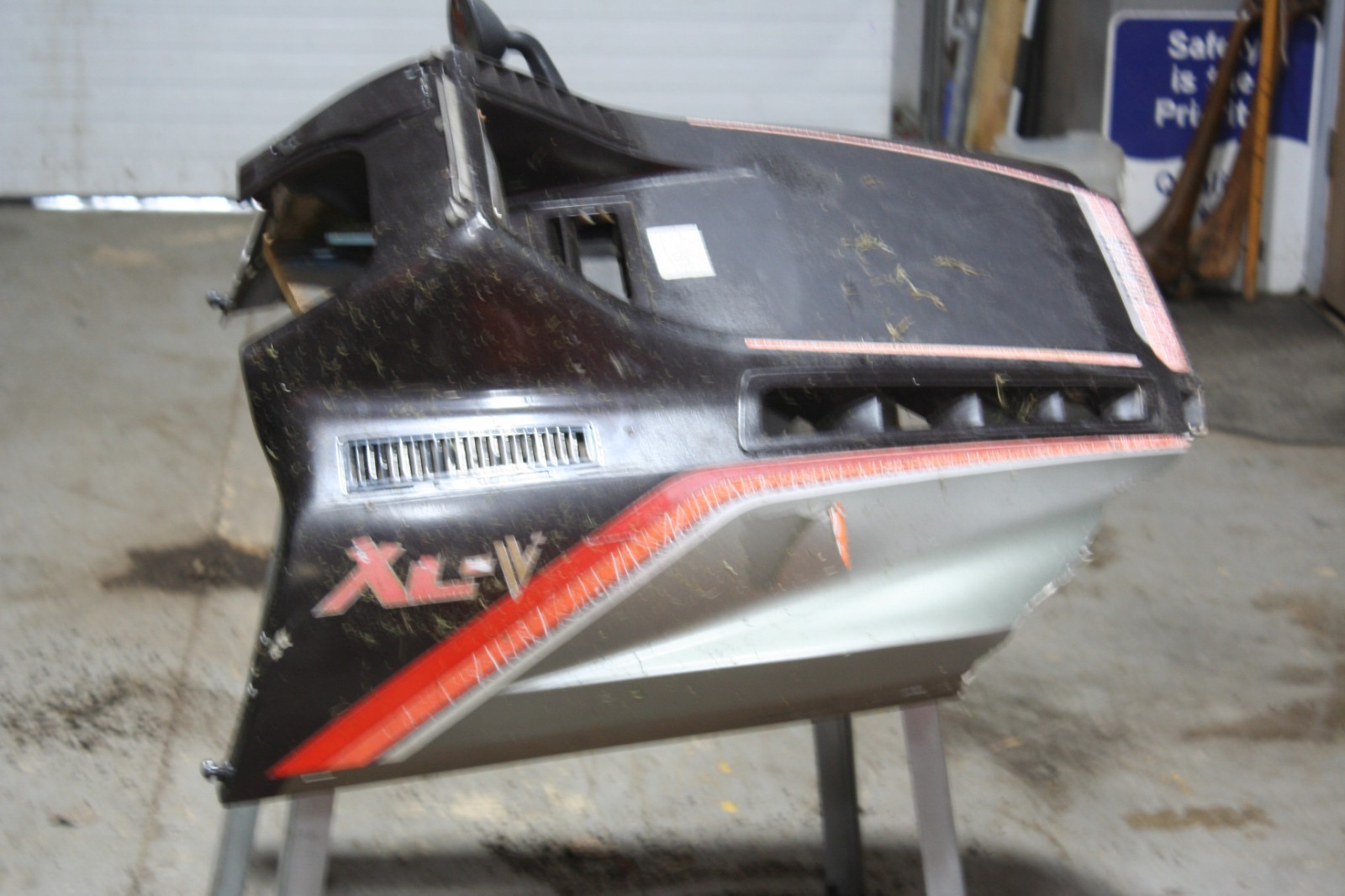 1988 Yamaha Xlv HOOD LEFT SIDE COWL HOLD REAR VEIW MIRROR  Oem ONLY