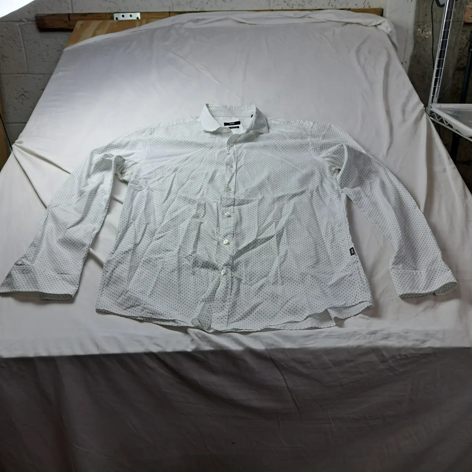 Hugo Boss Slim Fit Mens Button Up Shirt XL White Navy Micro Dot Made in Turkey Hugo Boss Slim Fit Mens Button Up Shirt XL White Navy Micro Dot Made in Turkey