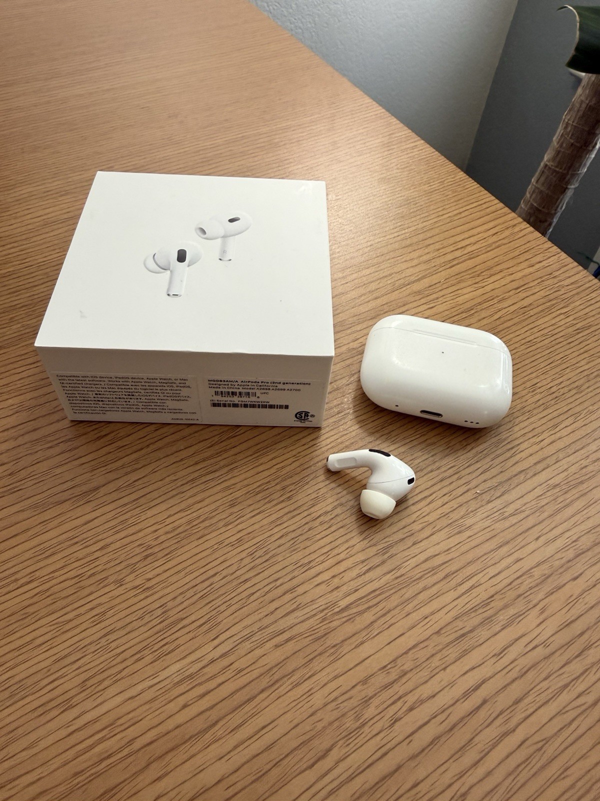 Apple AirPods Pro (2nd Gen) Genuine RIGHT Earbud + MagSafe Charging Case + Box Apple AirPods Pro (2nd Gen) Genuine RIGHT Earbud + MagSafe Charging Case + Box