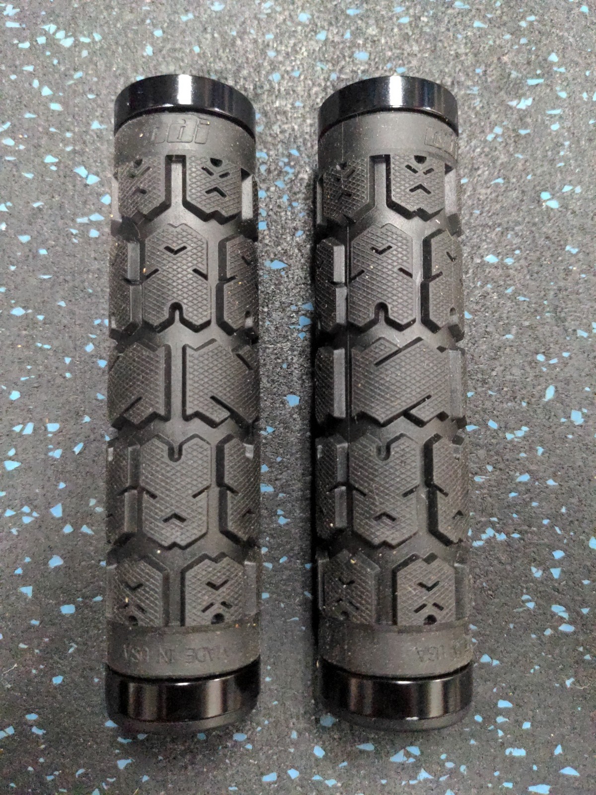 #1084 ODI Rogue Black/Black Lock On Grip