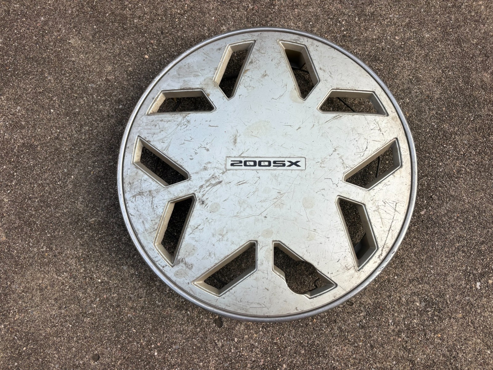 (1) 1984-1986 Nissan 200SX Hubcap, Plastic Wheel Cover, Part# 4031507F00, OEM