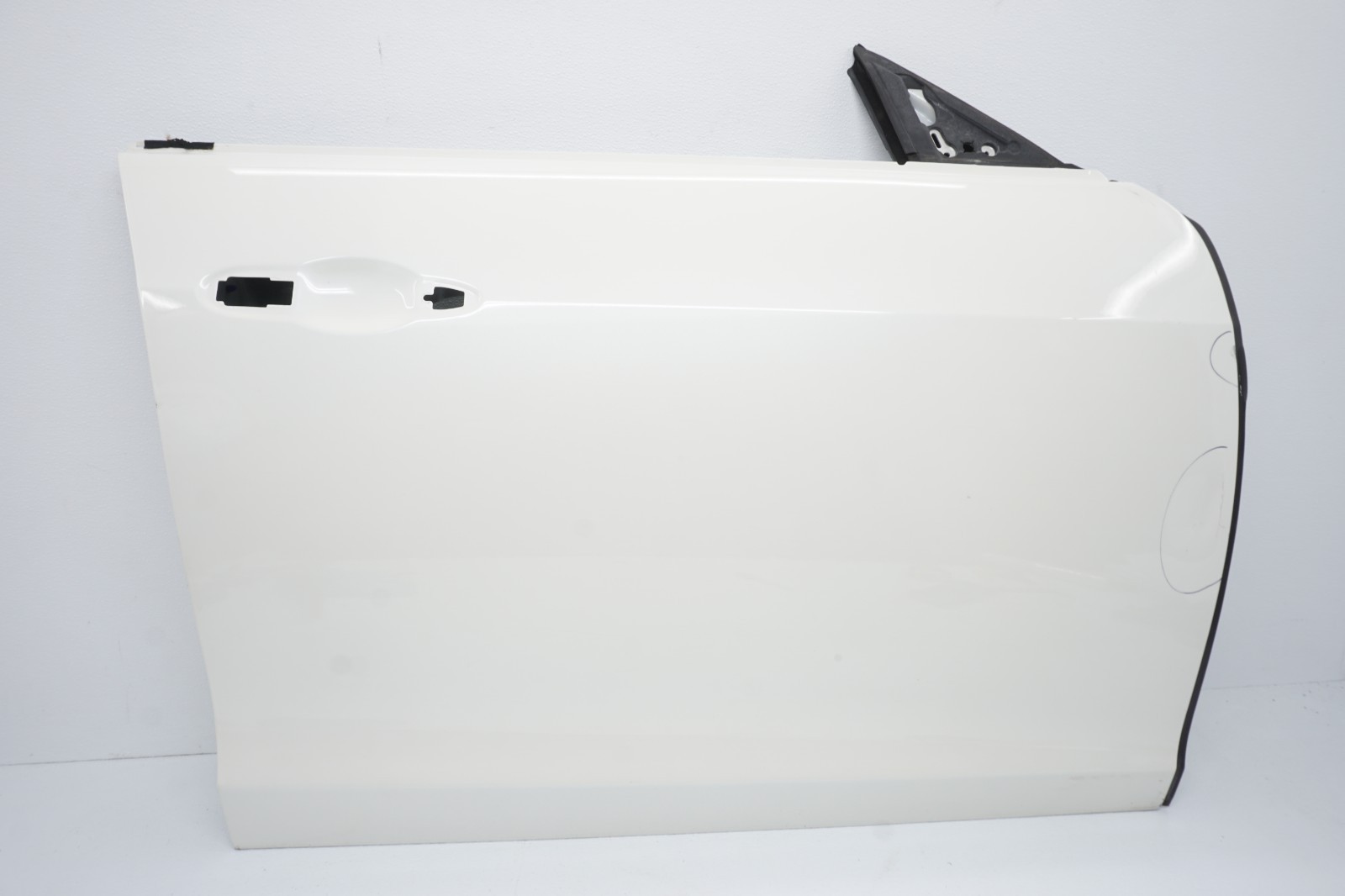 2014-2019 MASERATI GHIBLI OEM RIGHT FRONT DOOR WHITE (DEFECT)