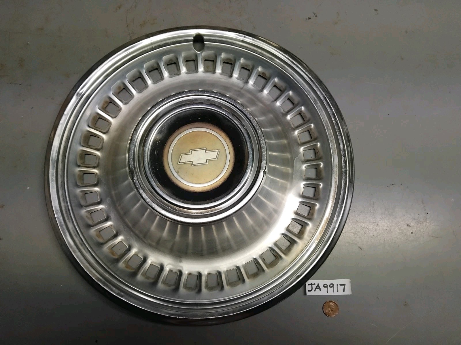 One 1971 1972 original Chevrolet Impala hubcap