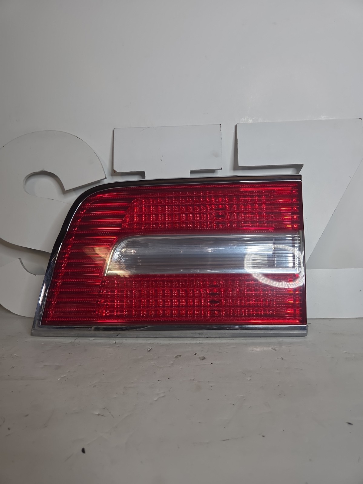 2007-2014 Lincoln Navigator OEM Passenger\'s Right Inner Trunk Mounted Tail Light