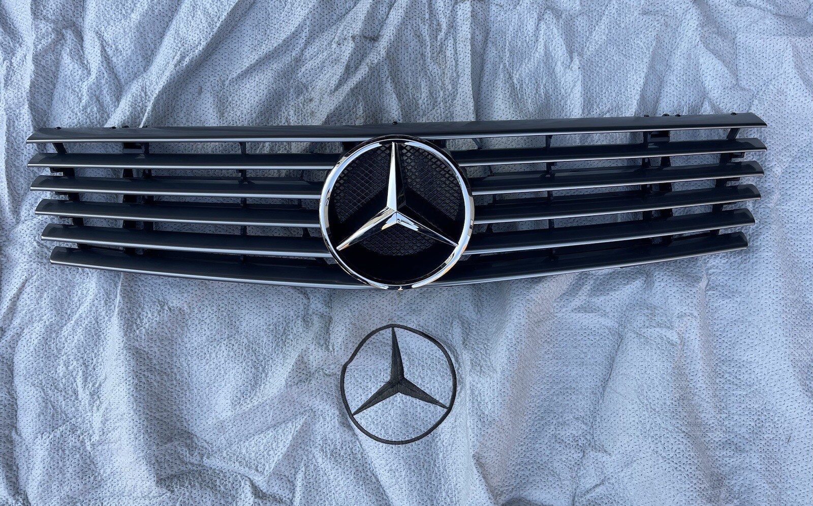 Mercedes Benz R129 300, 500SL, SL 320 500 600 OEM 6-Rib Grill Assembly. NEW 