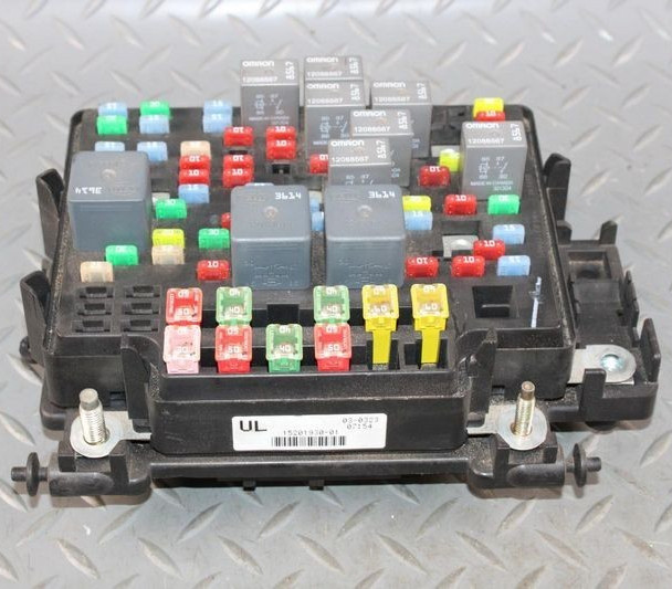 2003-2005 Chevy Silverado 1500 Engine Fuse Box Assembly OEM 03 - 05 USED