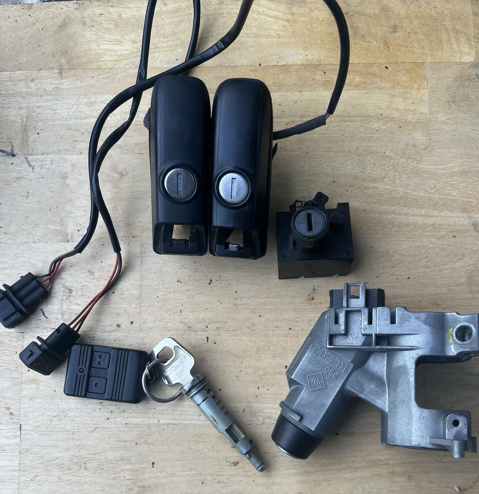 VW B4 Passat GLX VR6 TDI 2.0 Ignition Door Handle Complete Lock set VW B4 Passat GLX VR6 TDI 2.0 Ignition Door Handle Complete Lock set