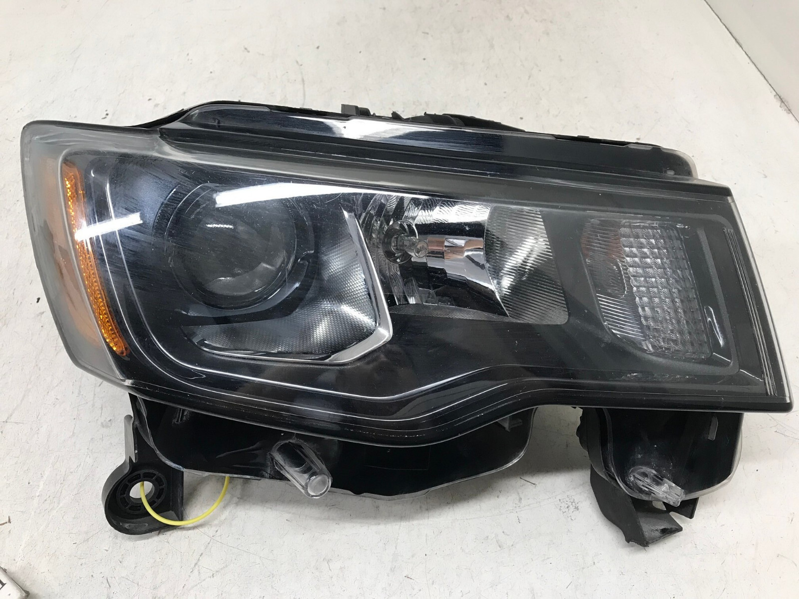 Headlight Damaged Jeep Grand Cherokee Passenger Side RH 2017-2018 68266646AD OEM