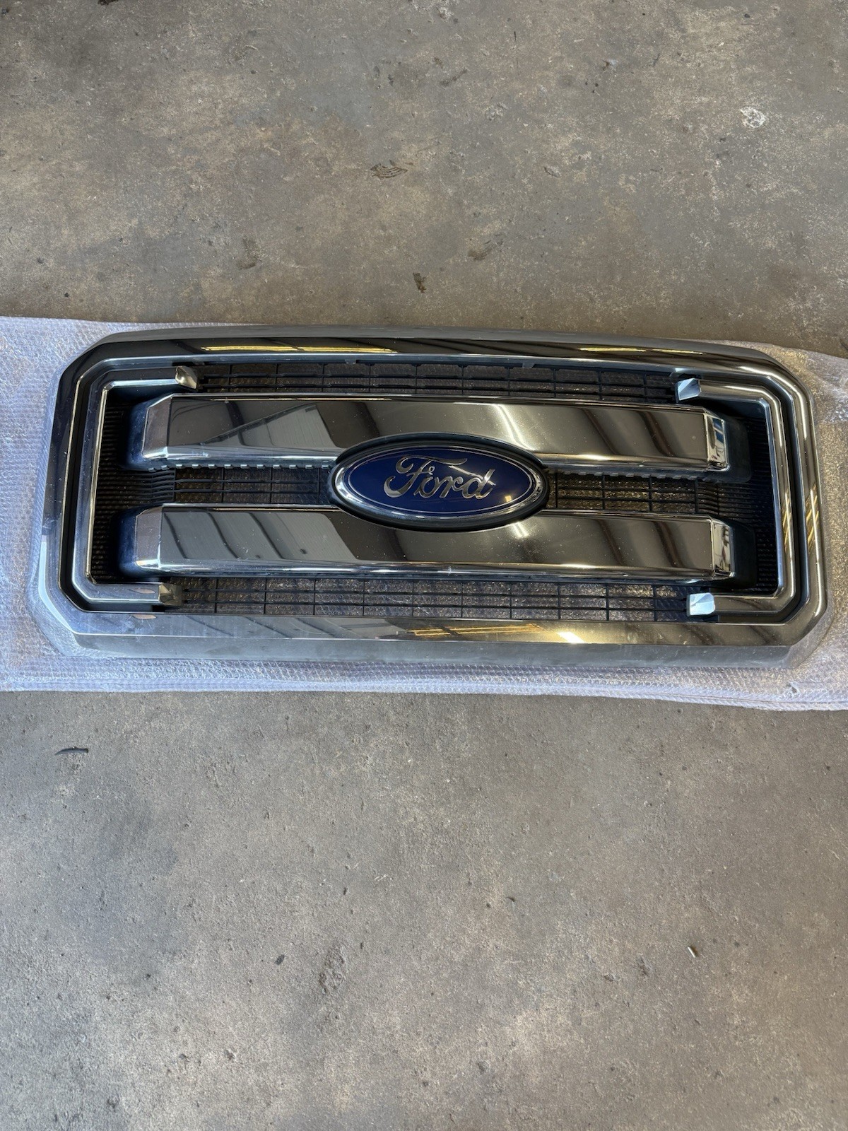 2011-2016 Ford F250 F350 Super Duty OEM Chrome Front Grille Grill w/ Emblem
