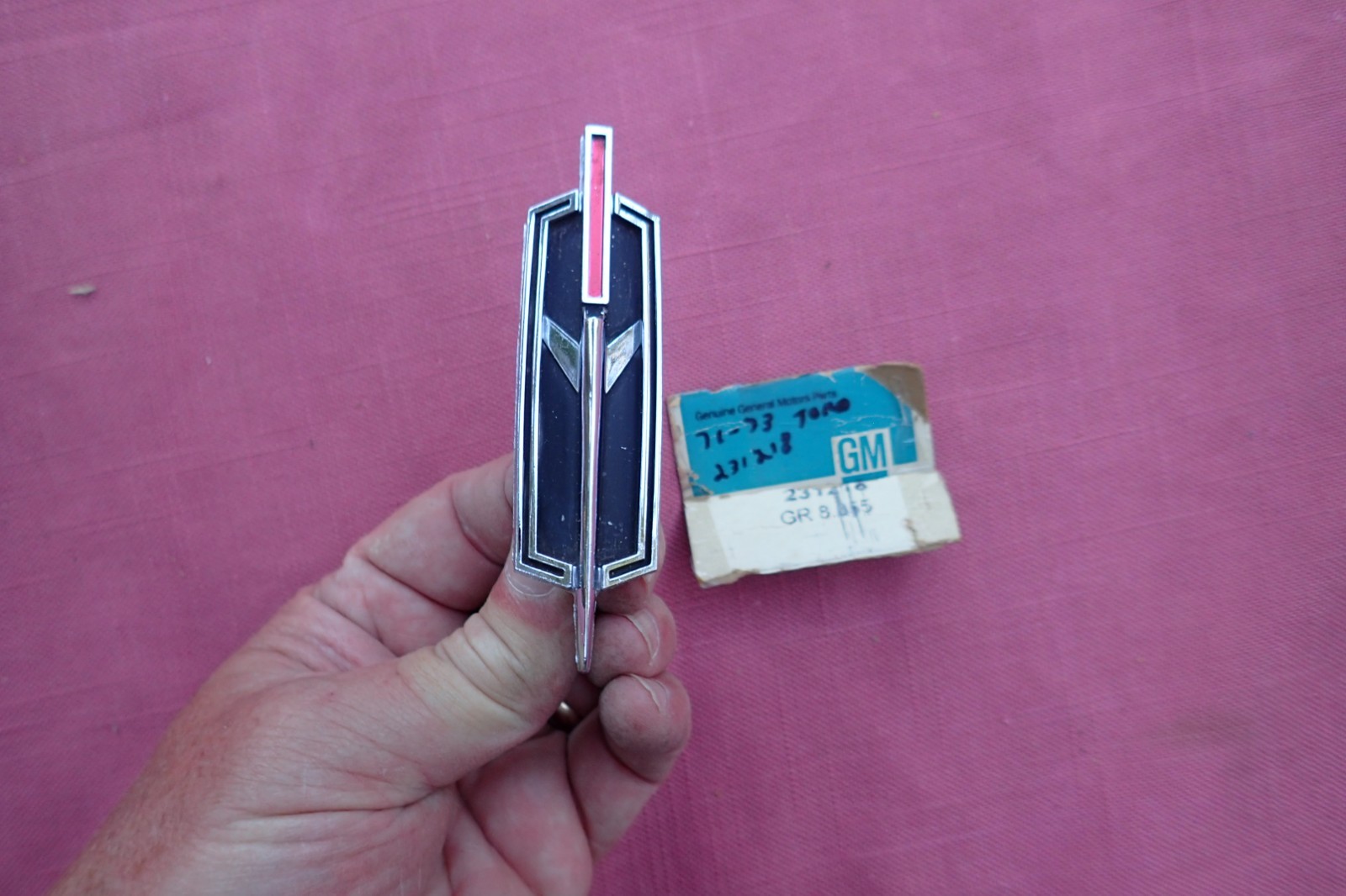 1971-72 Oldsmobile Toronado hood emblem, NOS 408962