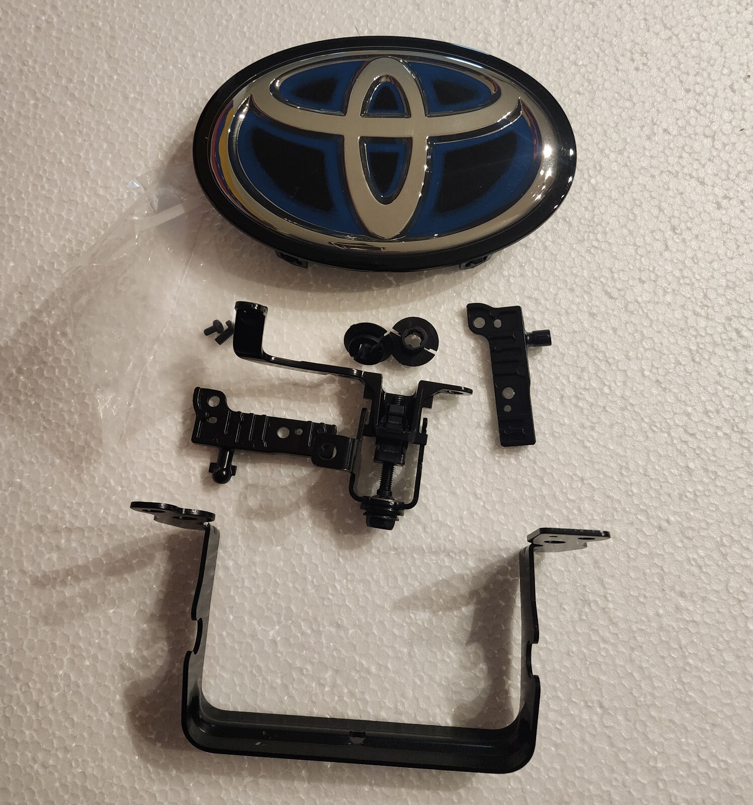 2017 2018 2019 Toyota Highlander Hybrid Emblem Grille + Radar Cruise Bracket 2017 2018 2019 Toyota Highlander Hybrid Emblem Grille + Radar Cruise Bracket