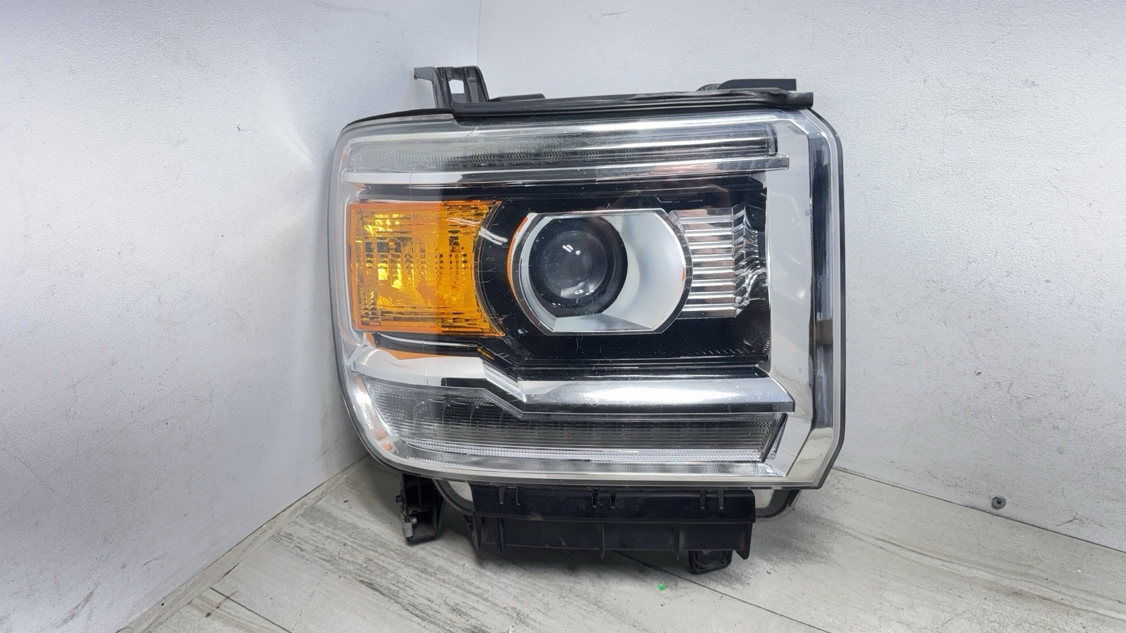 2014-2019 GMC Sierra 2500 3500 Right Side Xenon HID Headlight OEM 84062137