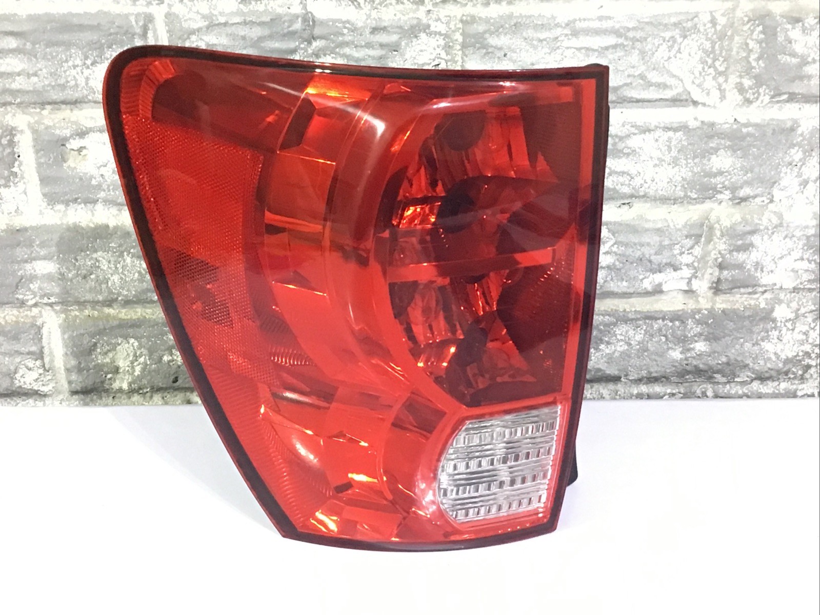 2006-2009 Pontiac Torrent Tail Light Left (driver Side) OEM, COMPLETE.
