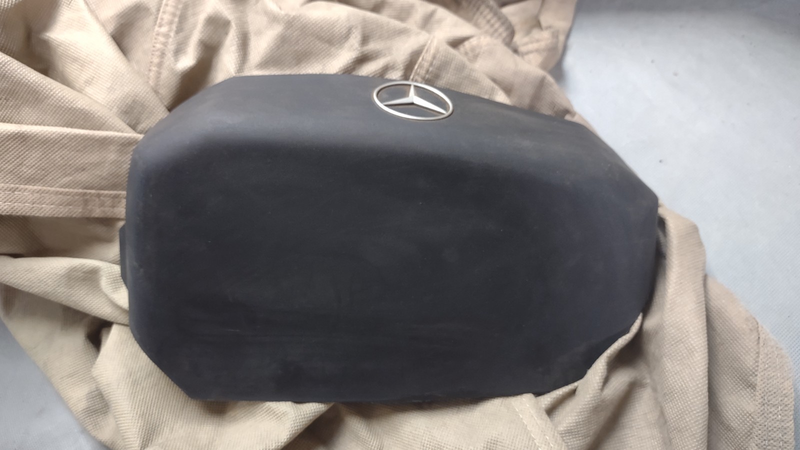 OEM Mercedes W124 W140 R129 - 1041580285 has one broken tab.