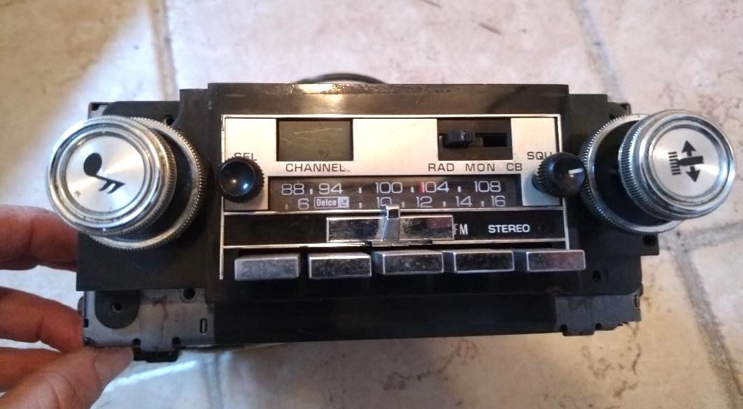 1978 1979 1980 Oldsmobile Regency  AM/FM CB Radio